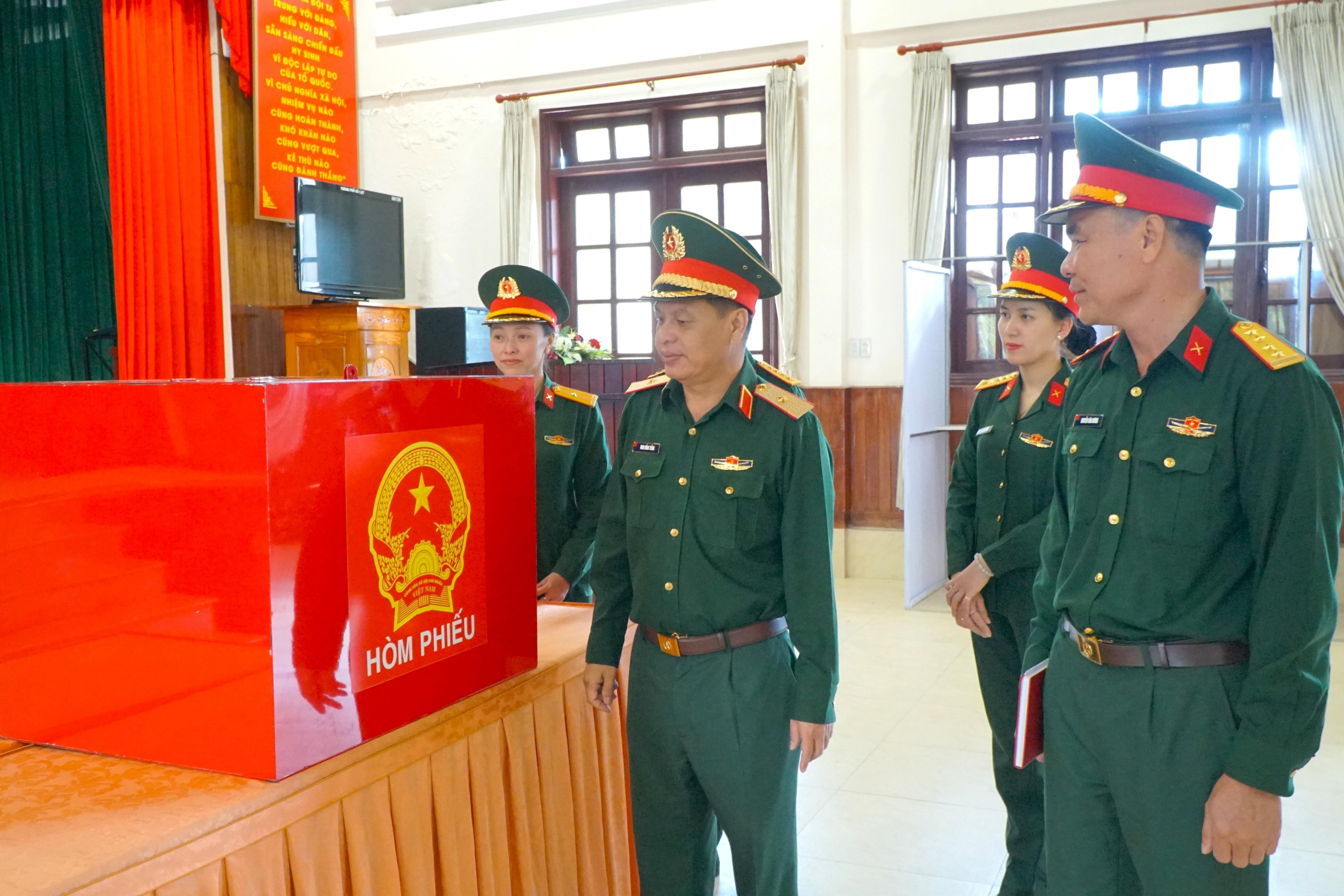 Chỉ huy trưởng Bộ Chỉ huy Quân sự tỉnh Lâm Đồng, Thiếu tướng Đinh Hồng Tiếng kiểm tra công tác chuẩn bị cơ sở vật chất cho ngày bầu cử