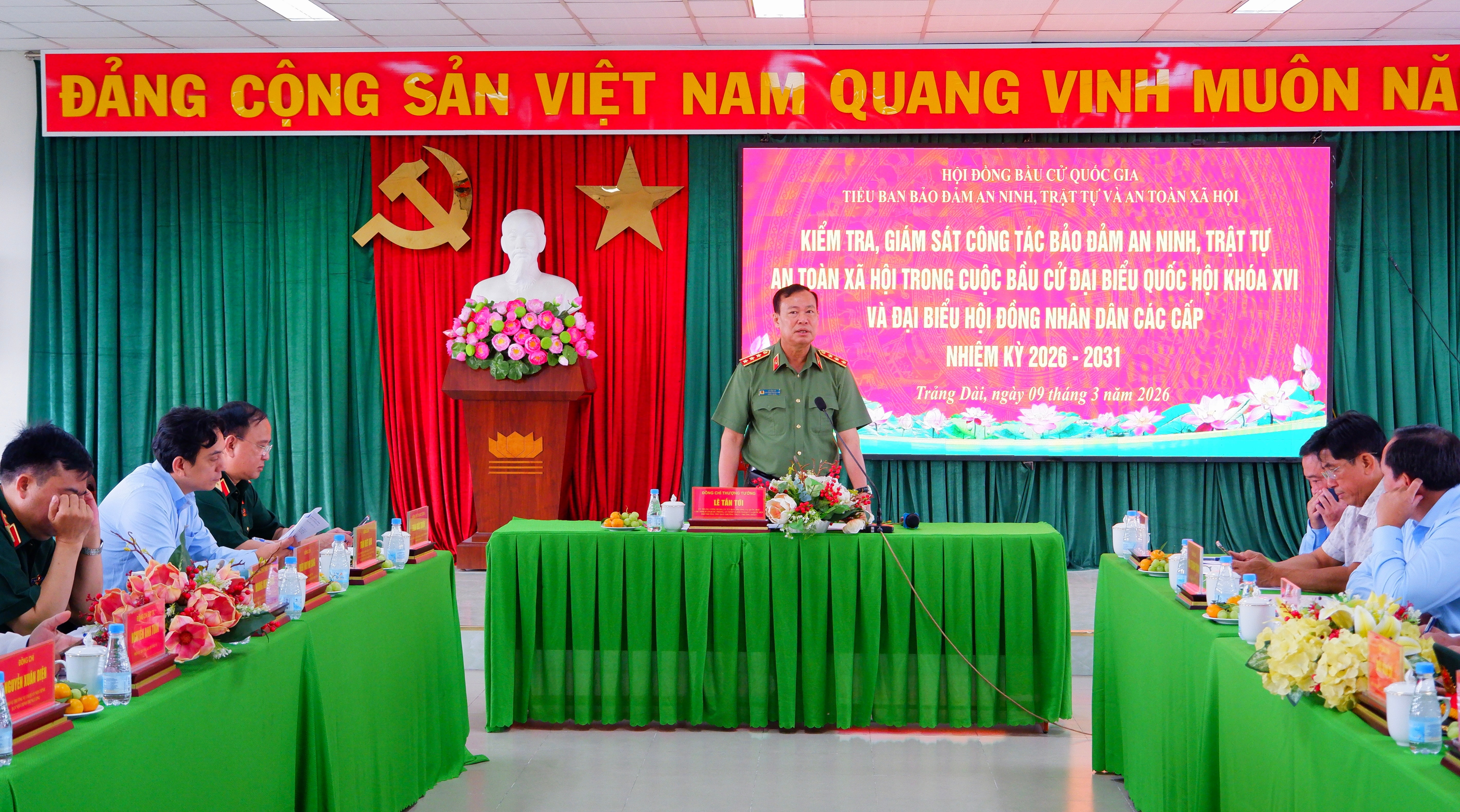 Chủ nhiệm Ủy ban Quốc phòng An ninh và Đối ngoại, Thượng tướng Lê Tấn Tới phát biểu tại cuộc làm việc với Ủy ban bầu cử phường Trảng Dài