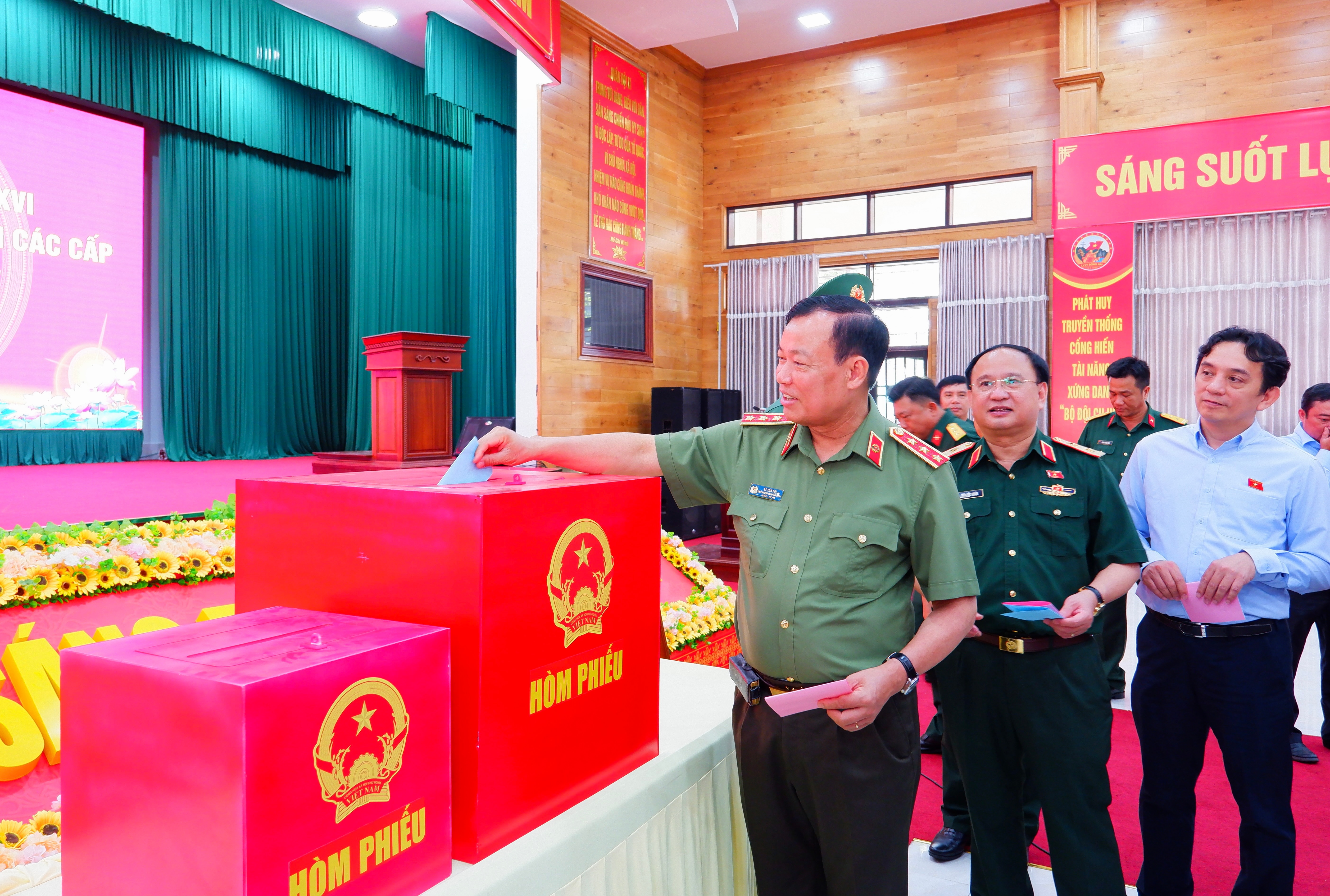 Chủ nhiệm Ủy ban Quốc phòng An ninh và Đối ngoại, Thượng tướng Lê Tấn Tới và đoàn công tác bầu cử giả định tại Khu vực bỏ phiếu số 38 thuộc Bộ Chỉ huy Quân sự tỉnh Đồng Nai (phường Tân Triều)