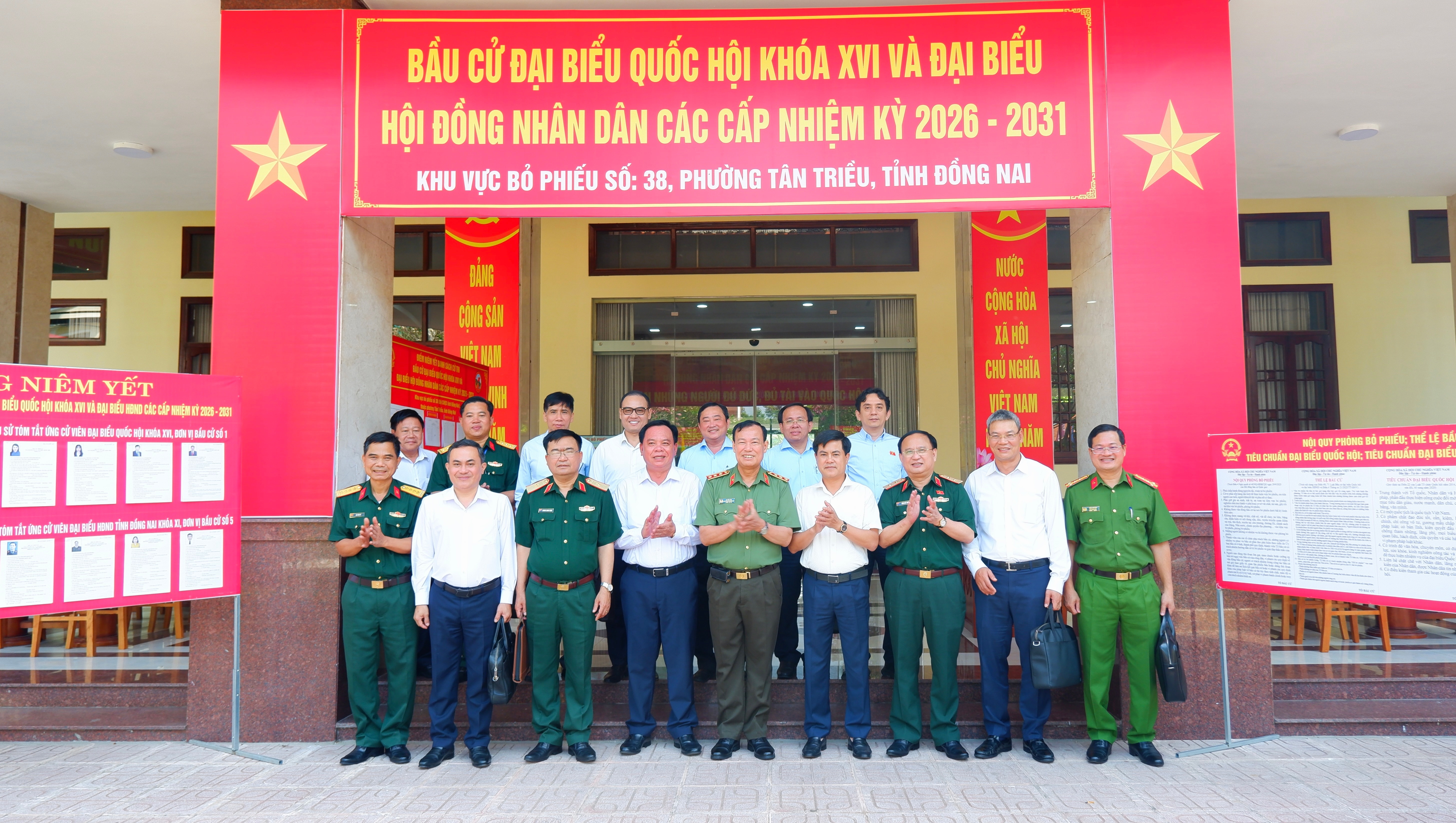 Chủ nhiệm Ủy ban Quốc phòng An ninh và Đối ngoại, Thượng tướng Lê Tấn Tới và Đoàn công tác chụp ảnh lưu niệm với các thành viên Khu vực bỏ phiếu số 38 thuộc Bộ Chỉ huy Quân sự tỉnh tại phường Tân Triều