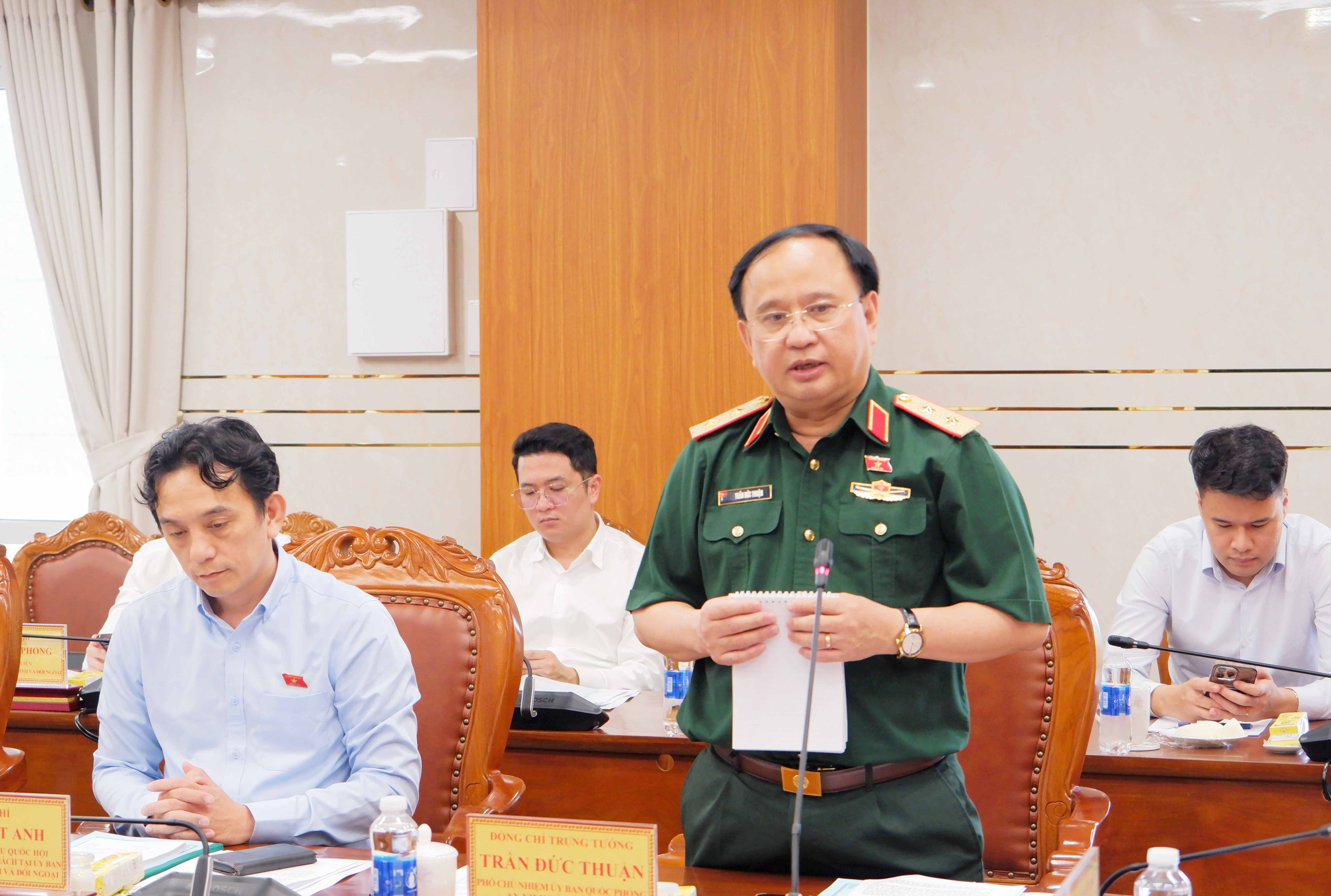 Phó Chủ nhiệm Ủy ban Quốc phòng, An ninh và Đối ngoại, Trung tướng Trần Đức Thuận phát biểu
