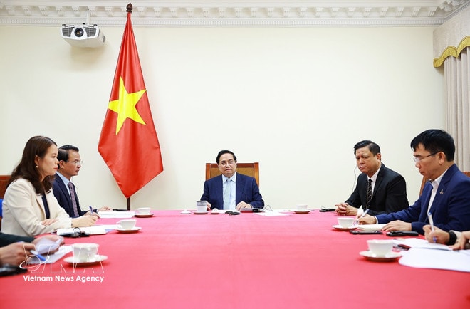 Prime Minister Pham Minh Chinh and officials of Vietnam in the phone talks with Kuwaiti Prime Minister Sheikh Ahmed Abdullah Al-Ahmad Al-Sabah on March 9 (Photo: VNA) vnanet-s.jpg