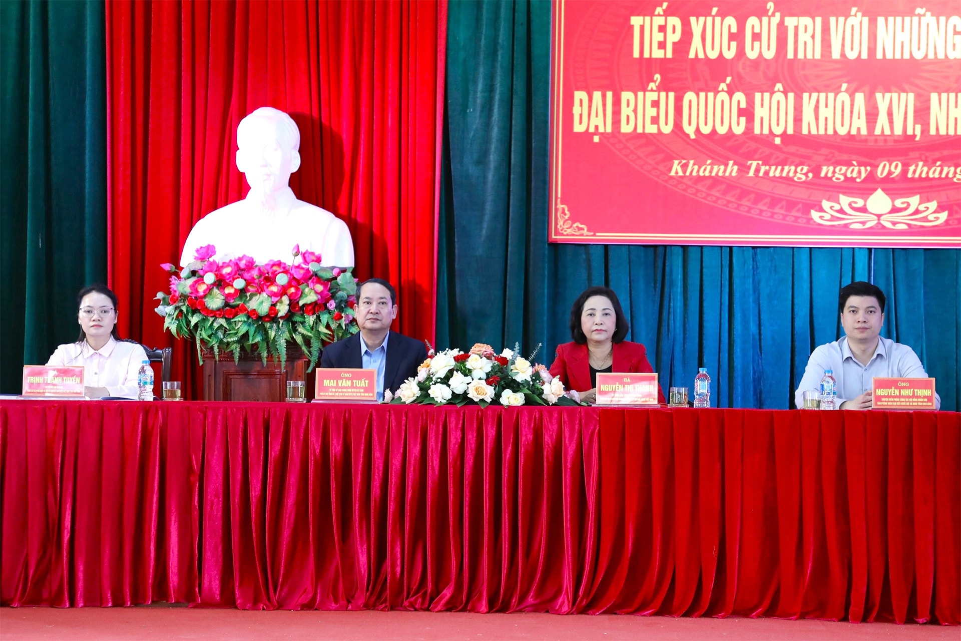 Phó Chủ tịch Quốc hội Nguyễn Thị Thanh và các ứng cử viên tại Hội nghị tiếp xúc cử tri xã Khánh Trung