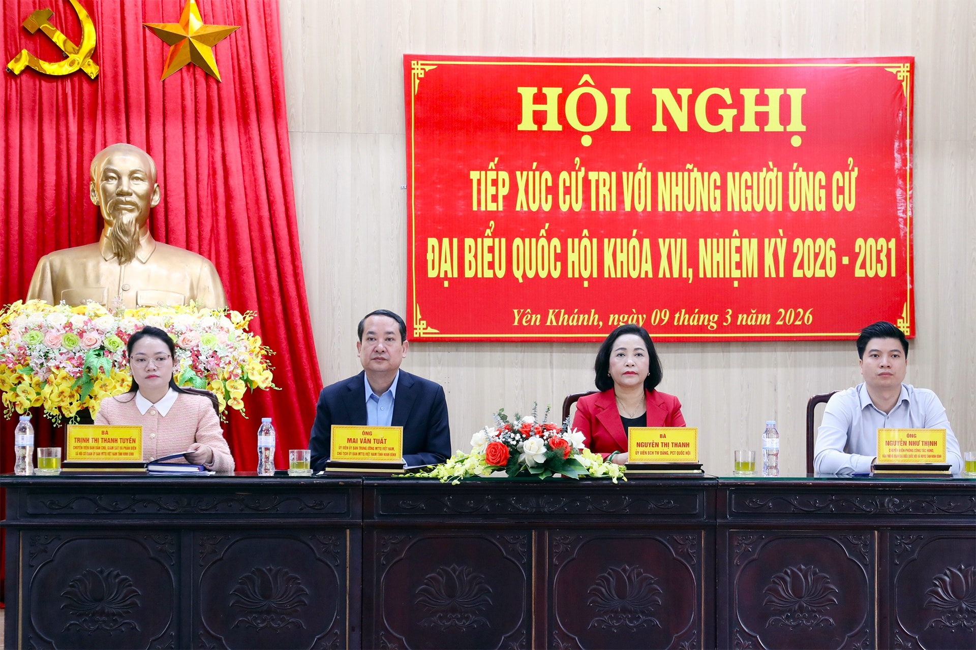 Phó Chủ tịch Quốc hội Nguyễn Thị Thanh và các ứng cử viên tham dự Hội nghị