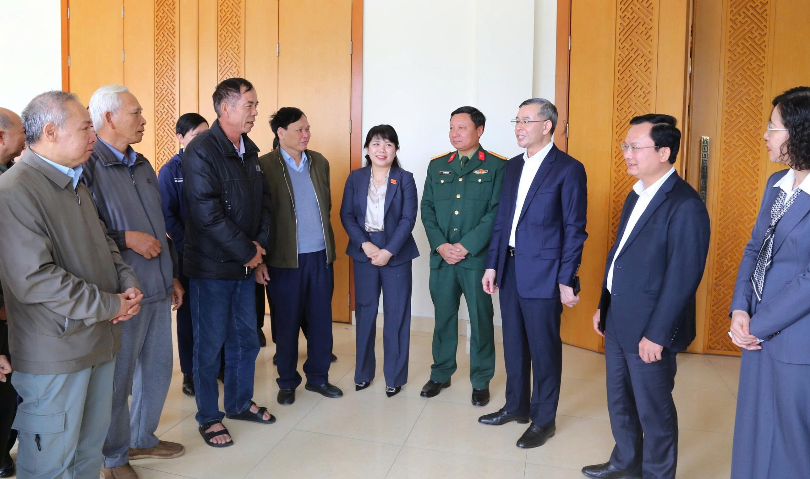 Những người ứng cử ĐBQH trò chuyện với cử tri đặc khu Vân Đồn 