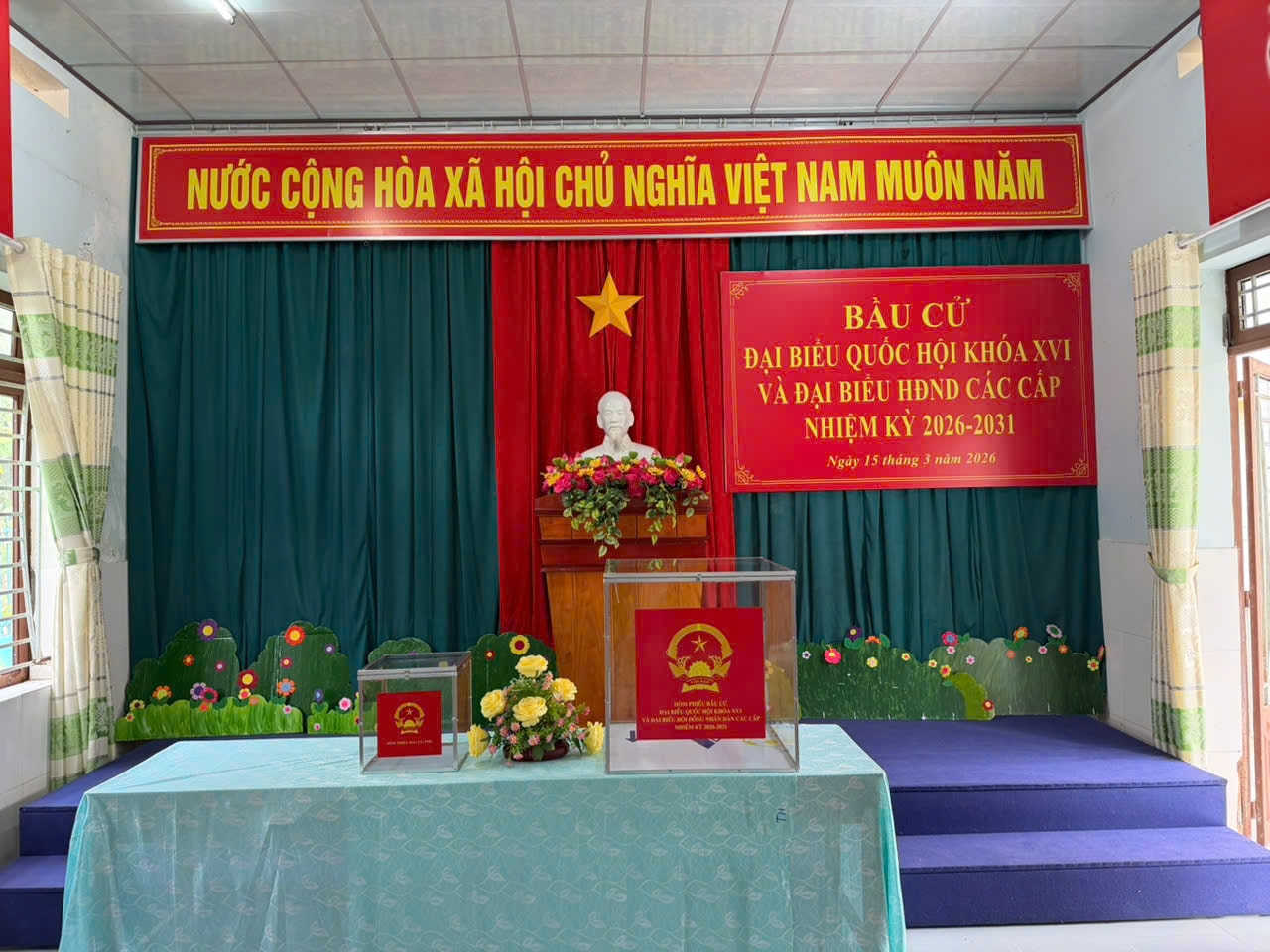 Khu vực bỏ phiếu được trang trí trang trọng, bảo đảm điều kiện phục vụ cử tri trong ngày bầu cử.