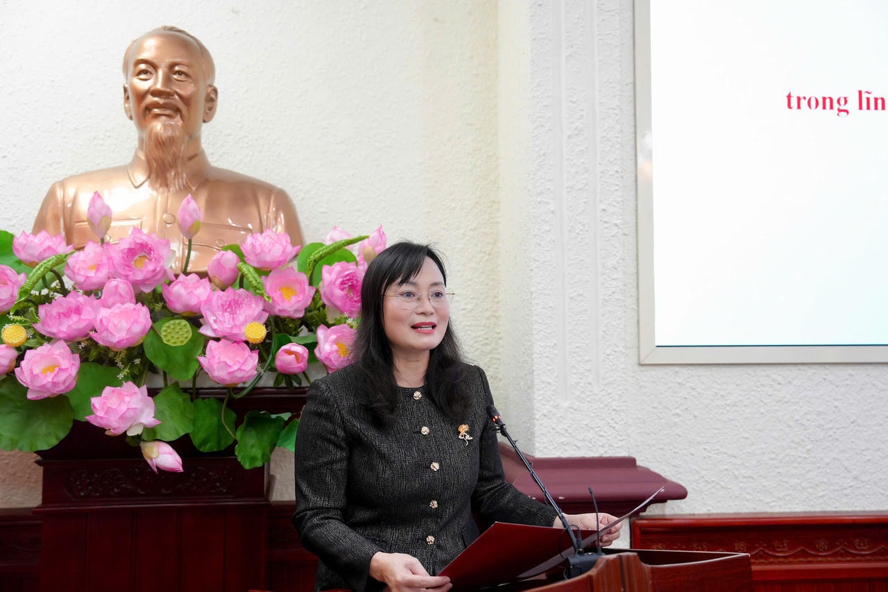 Phó Tổng Biên tập Báo PLVN Vũ Hồng Thúy công bố Thể lệ Cuộc thi “Chuyện nghề THADS” lần thứ 2.
