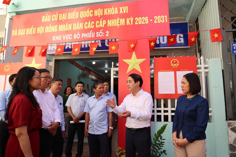 Khanh Hoa Party Secretary Nghiem Xuan Thanh inspects election preparations at Polling Station No. 2 in Bac Nha Trang ward. (Photo: VNA)