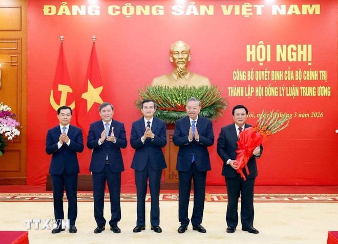 Tổng Bí thư Tô Lâm trao Quyết định của Bộ Chính trị thành lập Hội đồng Lý luận Trung ương nhiệm kỳ 2026-2031. (Ảnh: Thống Nhất/TTXVN) ttxvn-1003-tong-bi-thu-hoi-dong-ly-luan-trung-uong-3.jpg