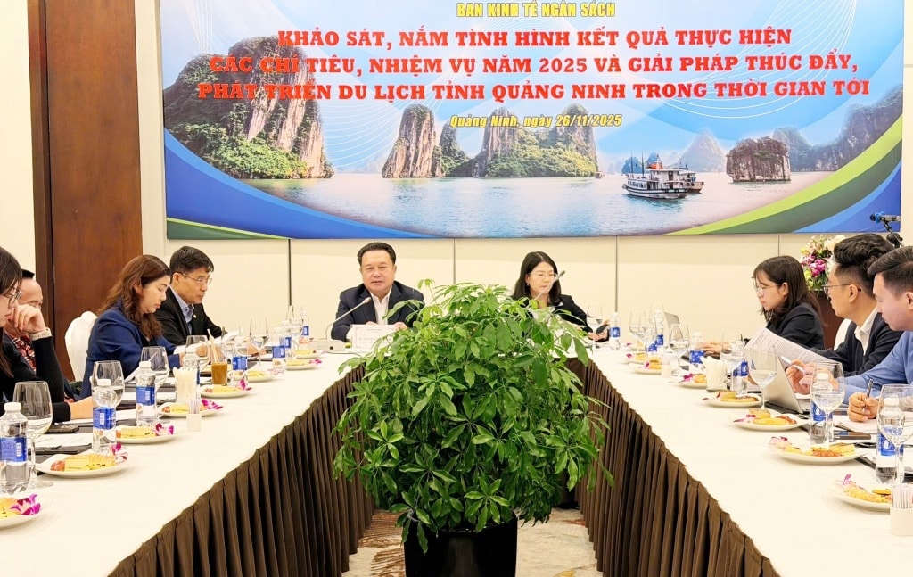 Phó Chủ tịch Thường trực HĐND tỉnh Nguyễn Đức Thành và Đoàn khảo sát Ban Kinh tế - Ngân sách HĐND tỉnh làm việc với cộng đồng doanh nghiệp để nắm bắt các giải pháp thúc đẩy phát triển du lịch Quảng Ninh. Ảnh Cao Quỳnh
