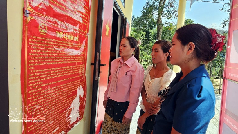 Bru–Van Kieu ethnic minority villagers in Quang Tri province's remote commune of Truong Son are eagerly preparing for early voting. (Photo: VNA)