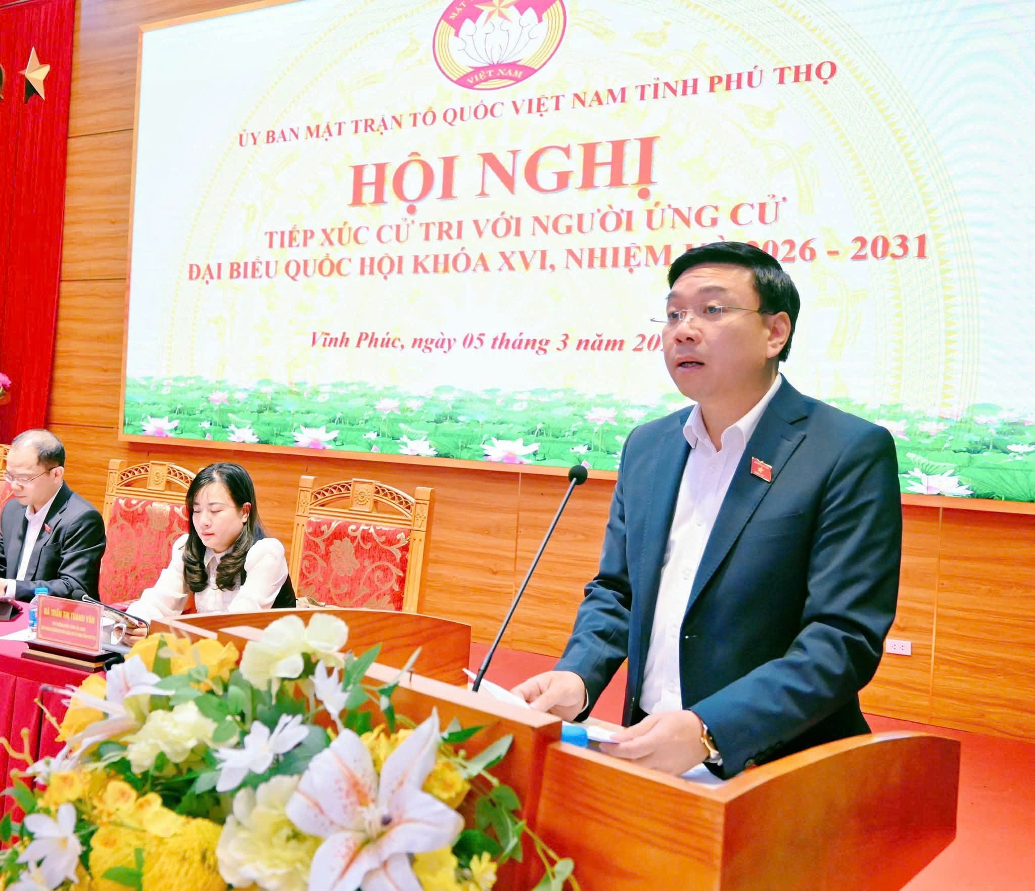 Ông Nguyễn Văn Mạnh trình bày chương trình hành động trước cử tri