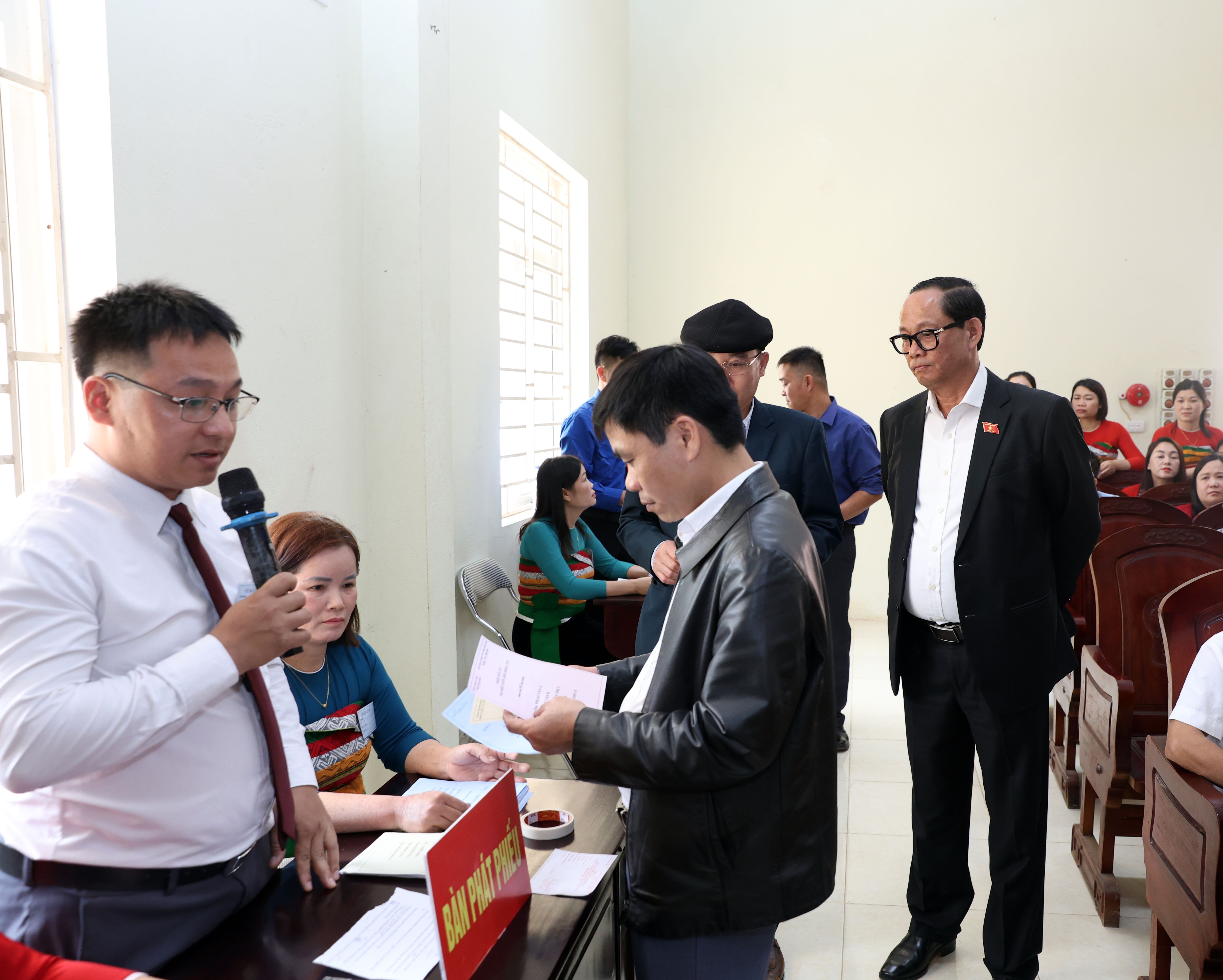 pho-chu-tich-quoc-hoi-thuong-tuong-tran-quang-phuong-kiem-tra-tinh-huong-gia-dinh-cu-tri-di-bo-phieu-bau-cu.jpeg