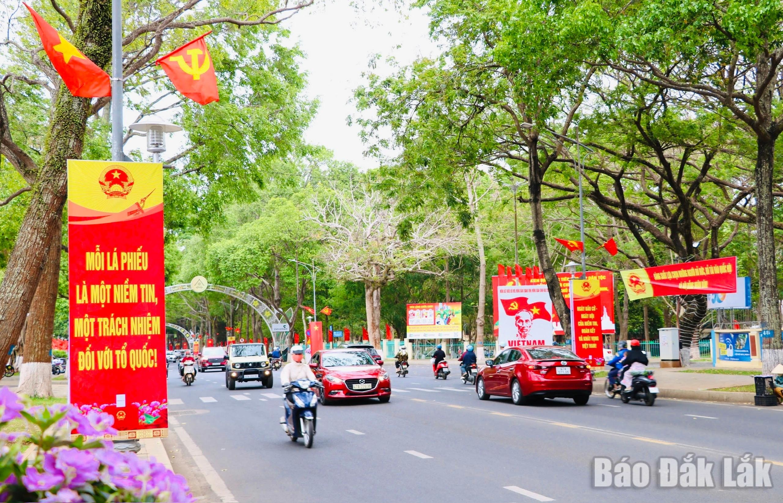 Đường Lê Duẩn rực rỡ cờ, pano tuyên truyền cuộc bầu cử đại biểu Quốc hội khóa XVI và đại biểu HĐND các cấp nhiệm kỳ 2026 - 2031. Ảnh: Hà My