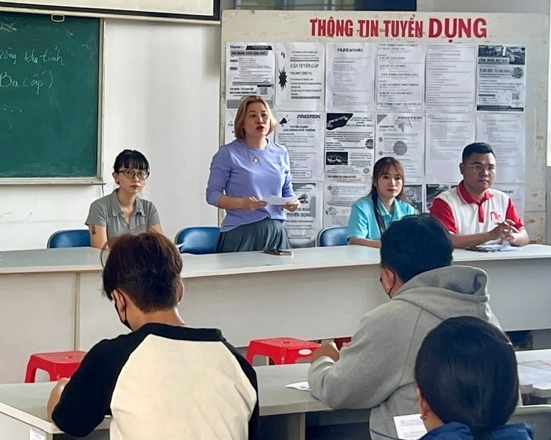 2 -Người lao động trao đổi trực tiếp với nhà tuyển dụng. Ảnh VLTP