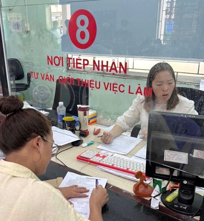 3- Người lao động đăng ký tư vấn, giới thiệu việc làm. Ảnh VLTP