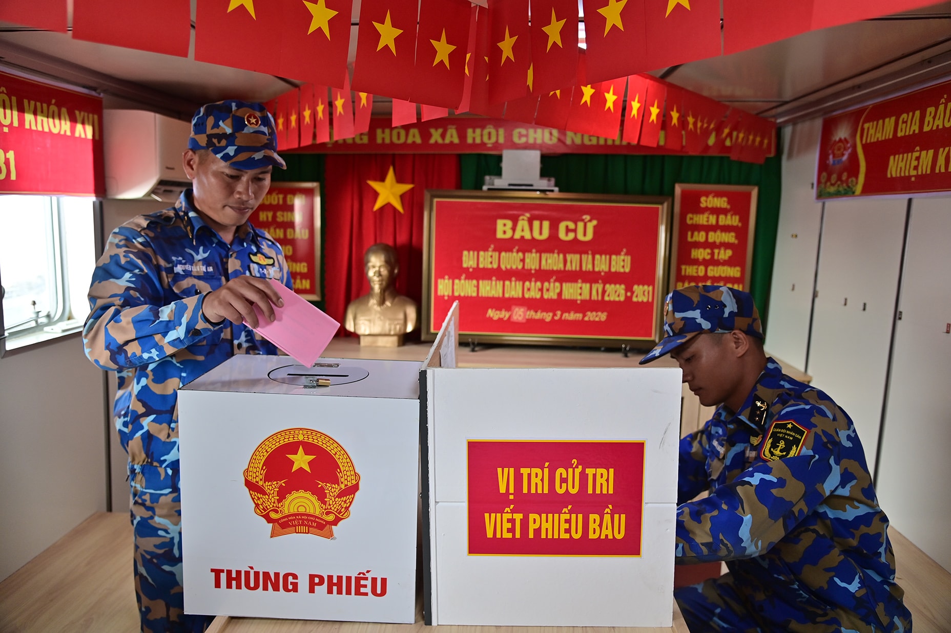 6. Cử tri trên tàu Trường Sa 02 đang thực hiện nhiệm vụ trực bảo vệ chủ quyền tham gia bầu cử sớm trên biển
