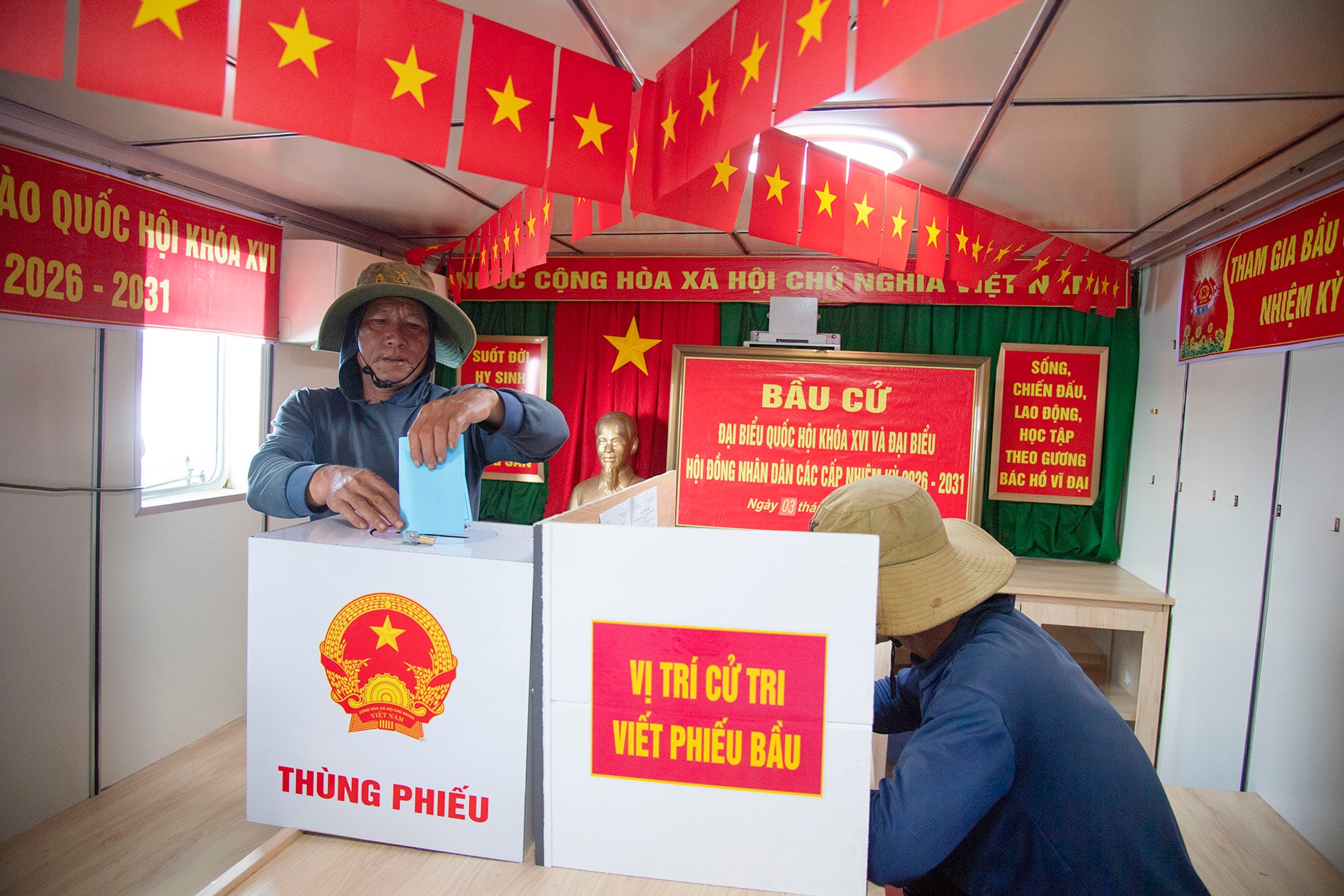 8. Ngư dân đang khai thác thủy hải sản trên biển rất phấn khởi khi được bầu cử sớm trên tàu Trường Sa 04