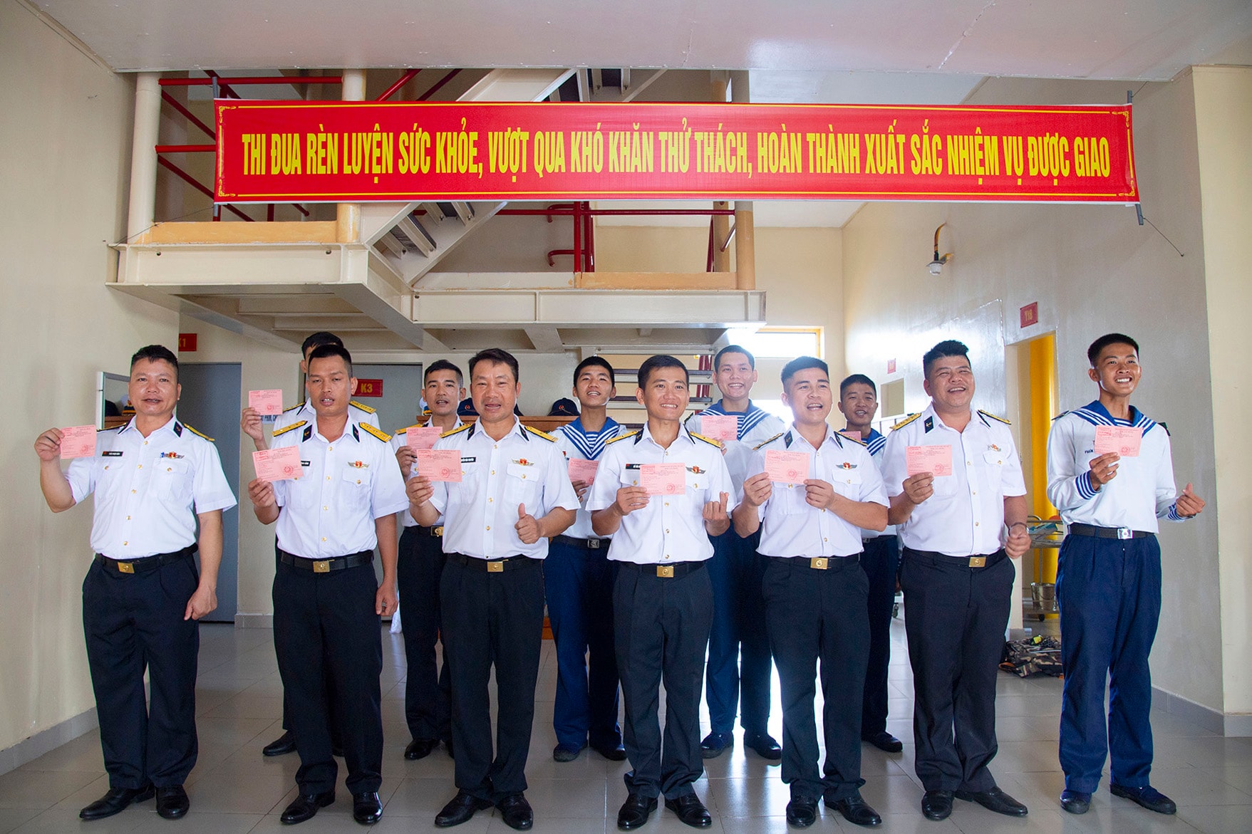 Cử tri trên Nhà giàn DK18 phấn khởi chụp ảnh lưu niệm sau khi hoàn thành bầu cử
