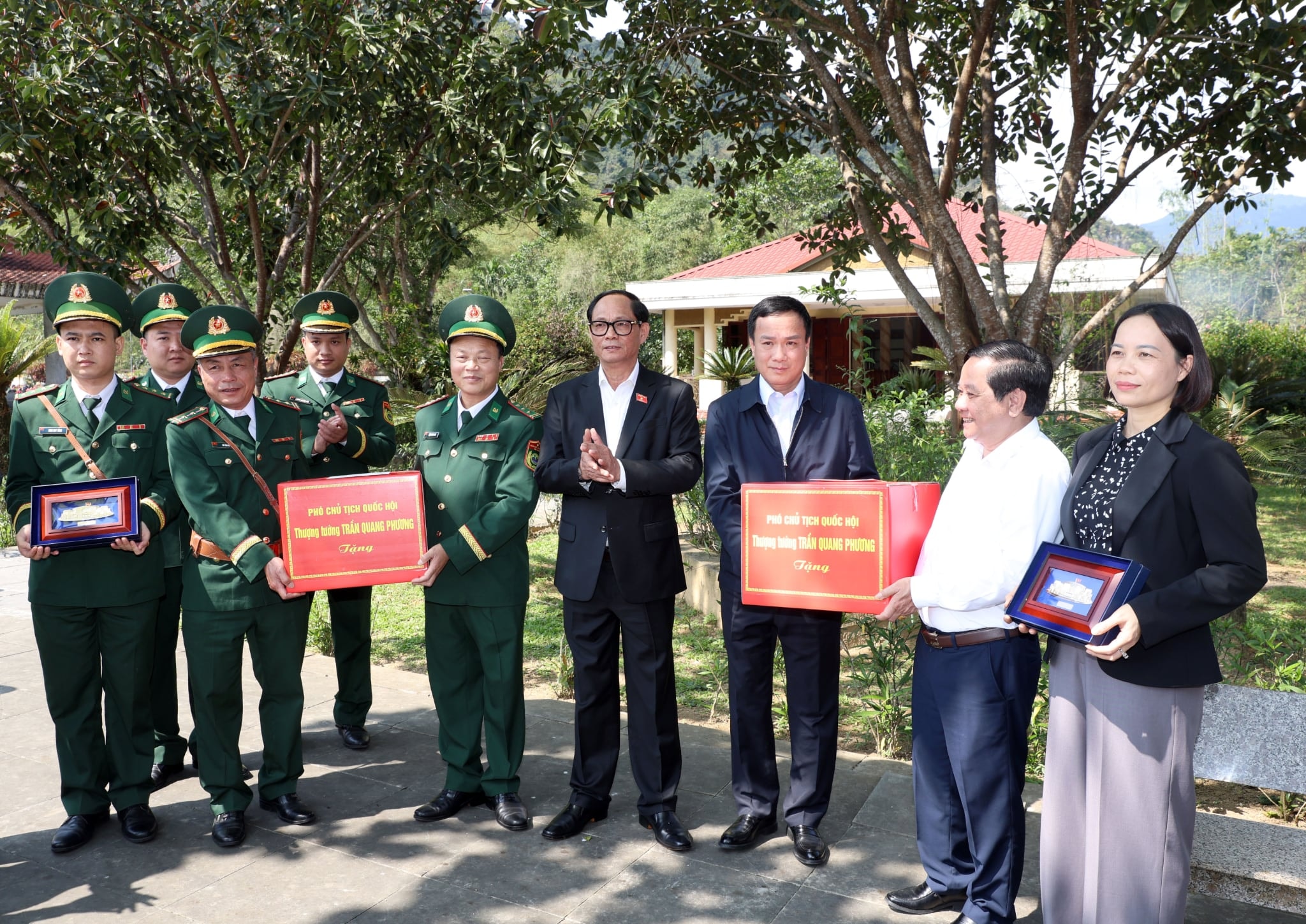Phó Chủ tịch Quốc hội, Thượng tướng Trần Quang Phương tặng quà Ban quản lý Nghĩa trang liệt sĩ quốc tế Đồng Tâm tại xã Thiết Ống, Thanh Hóa