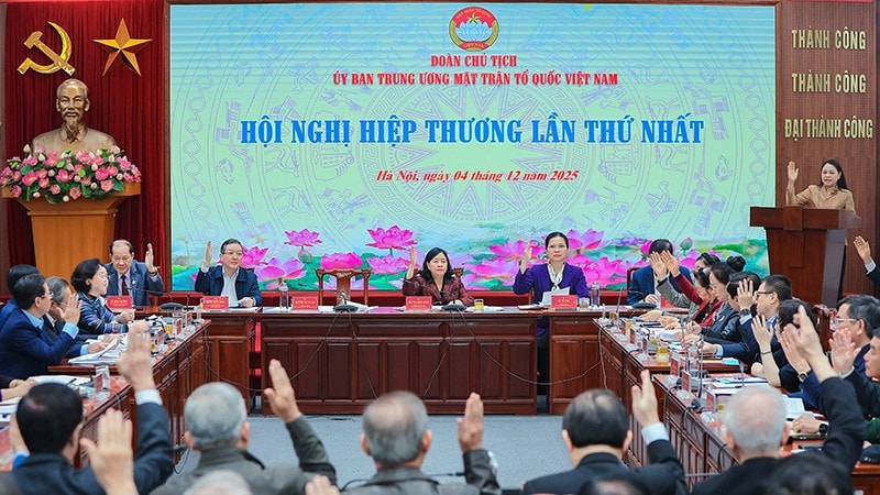 Các đại biểu hiệp thương thông qua một số nội dung tại Hội nghị.