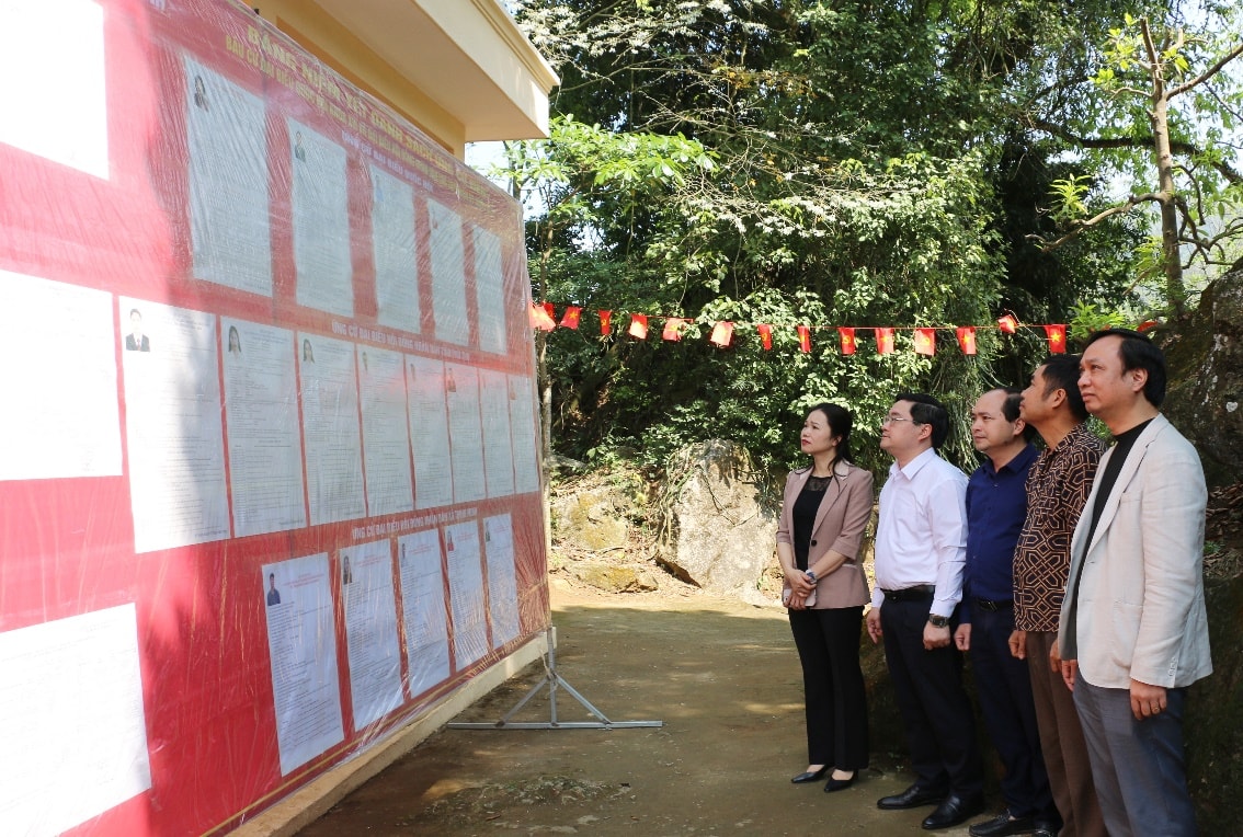 Chủ tịch UBMTTQ Việt Nam tỉnh Phú Thọ Bùi Thị Minh đi kiểm tra tại xã Thịnh Minh