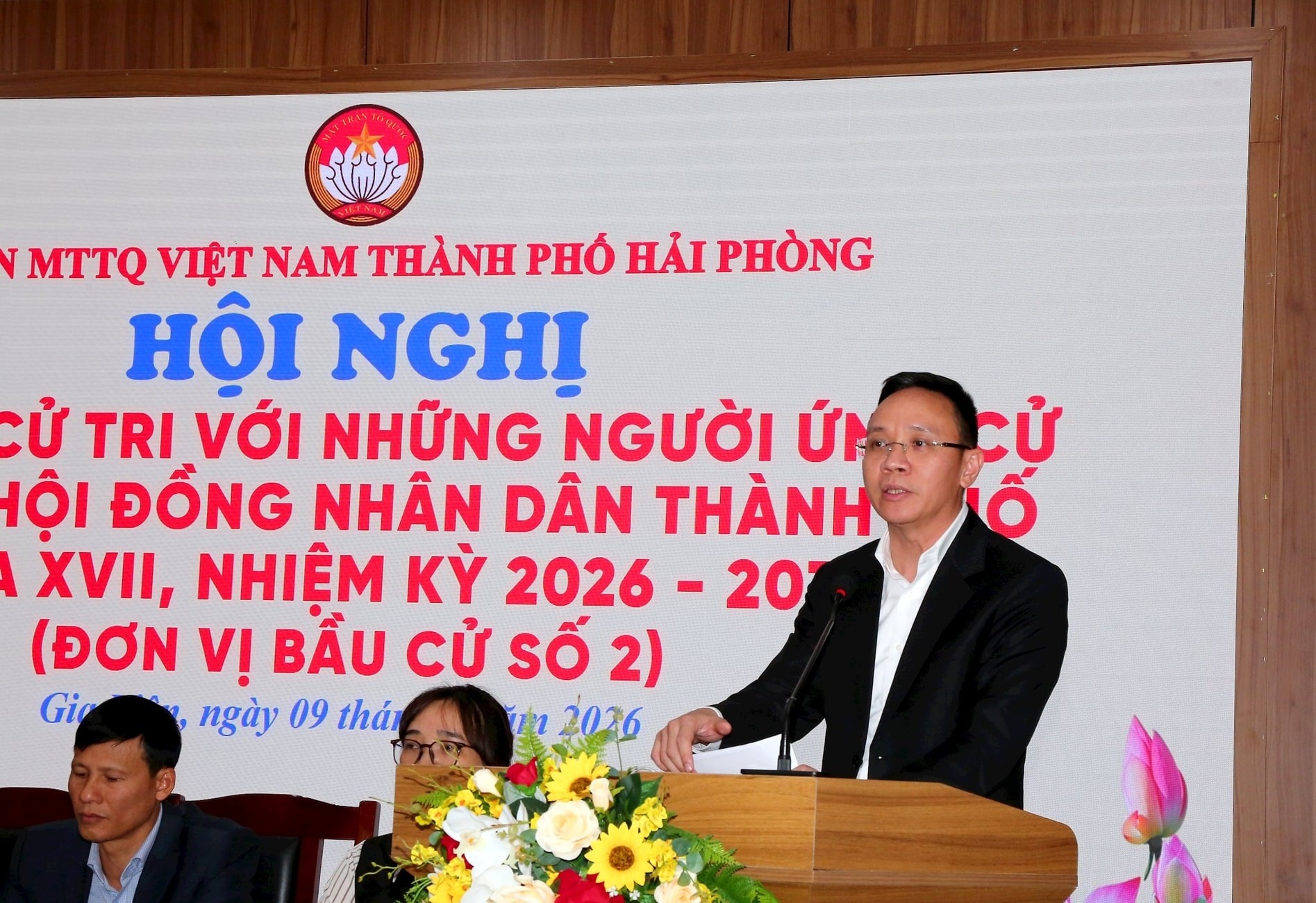 Đồng chí Đào Trọng Đức, Ủy viên Ban Thường vụ Thành ủy, Phó Chủ tịch Thường trực HĐND thành phố trình bày chương trình hành động của người tham gia ứng cử tại hội nghị tiếp xúc cử tri.