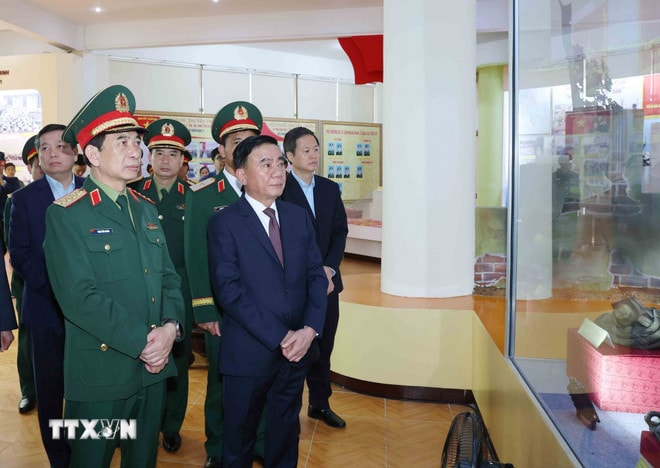 ttxvn-thuong-truc-ban-bi-thu-tran-cam-tu-chu-tri-kiem-tra-giam-sat-dang-uy-quan-doan-12-bo-quoc-phong-1.jpg