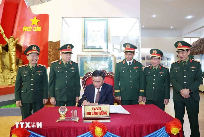 ttxvn-thuong-truc-ban-bi-thu-tran-cam-tu-chu-tri-kiem-tra-giam-sat-dang-uy-quan-doan-12-bo-quoc-phong-3.jpg