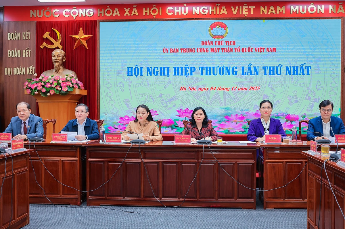 Chủ tịch&nbsp;UBTƯ MTTQ Việt Nam Bùi Thị Minh Hoài và các đại biểu chủ trì Hội nghị.