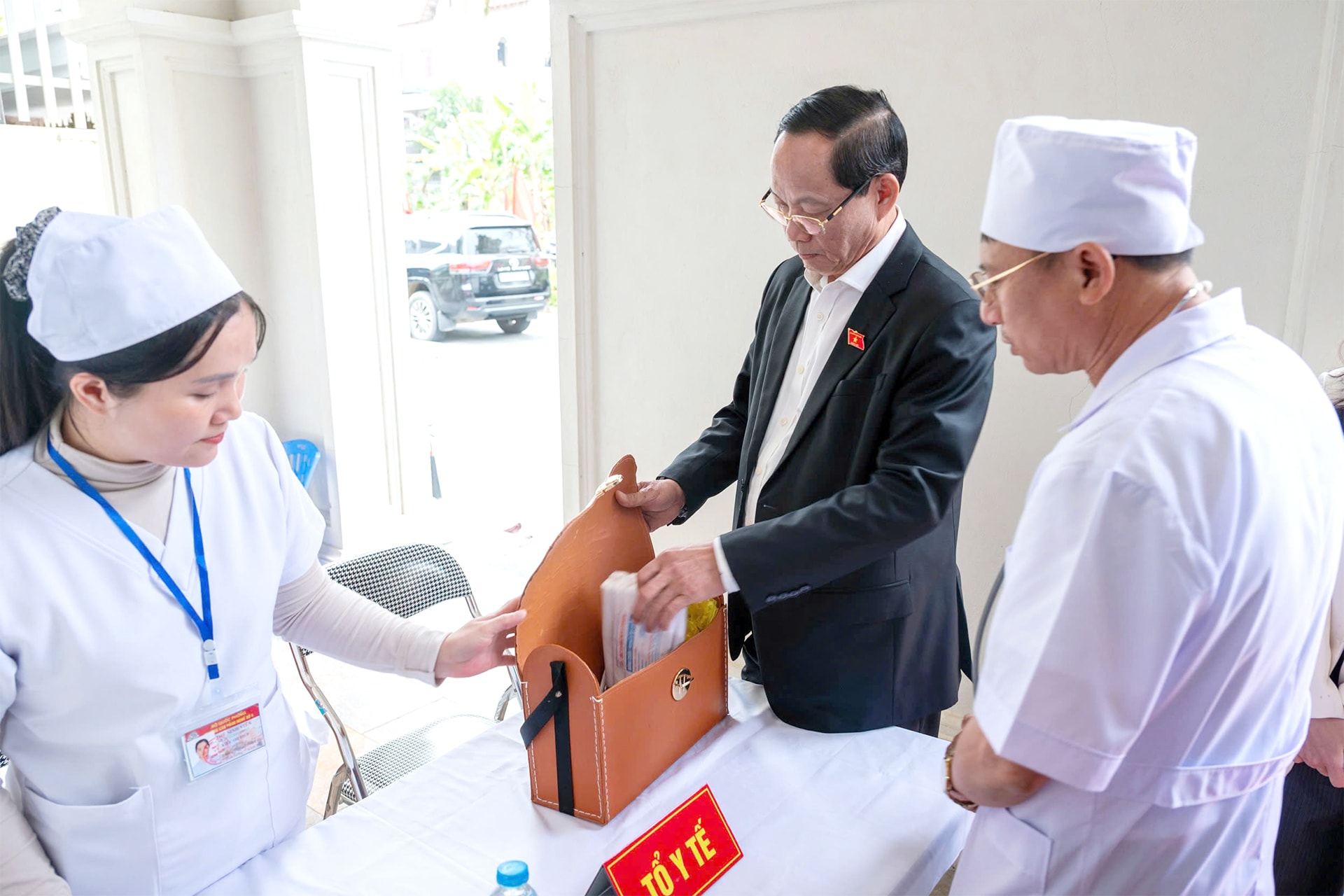 Phó Chủ tịch Quốc hội, Thượng tướng Trần Quang Phương kiểm tra công tác chuẩn bị bầu cử tại Khu vực bỏ phiếu số 58, phường Hạc Thành, tỉnh Thanh Hóa 