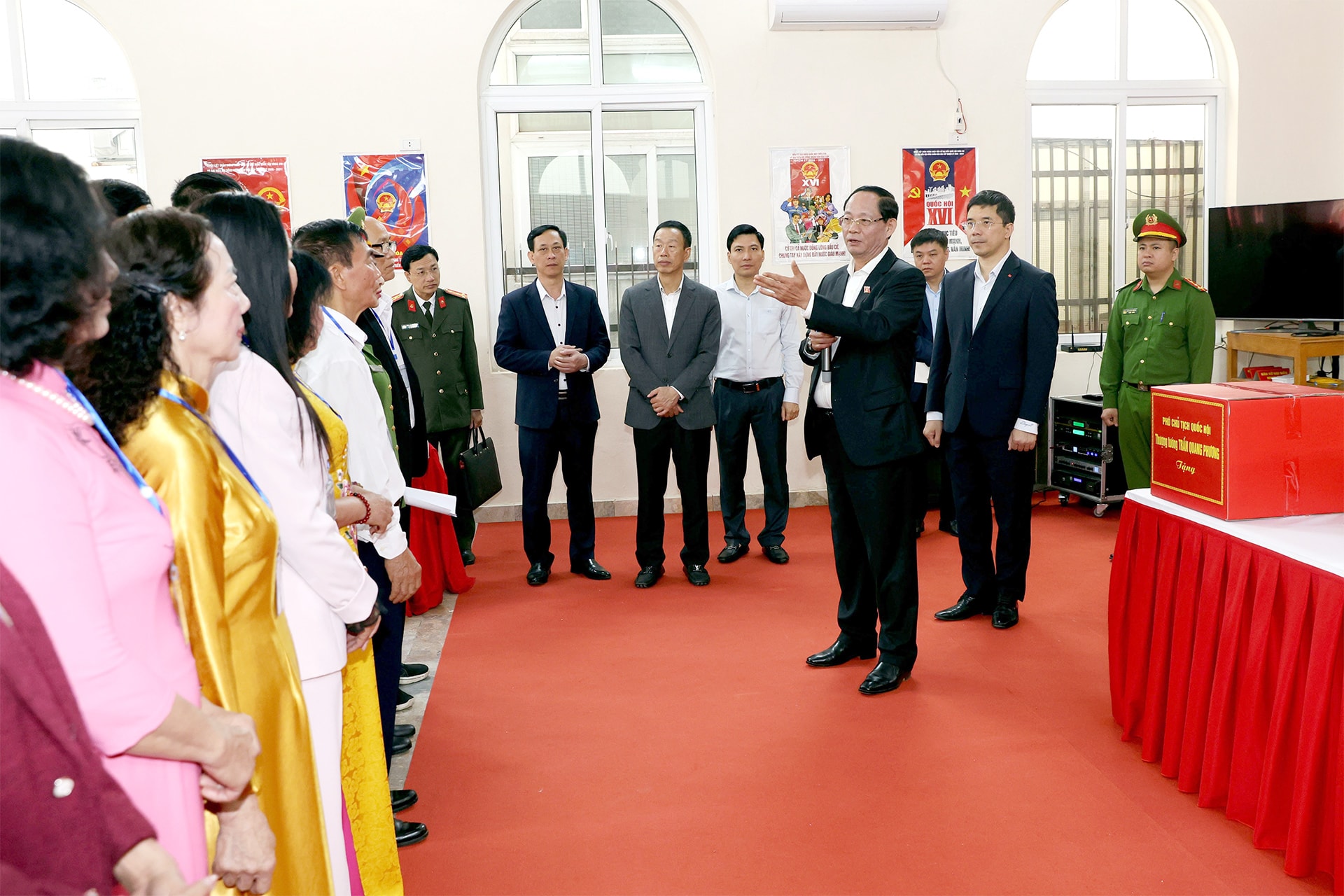 Phó Chủ tịch Quốc hội, Thượng tướng Trần Quang Phương trao đổi về công tác chuẩn bị bầu cử với Tổ bầu cử Khu vực bỏ phiếu số 58, phường Hạc Thành, tỉnh Thanh Hóa