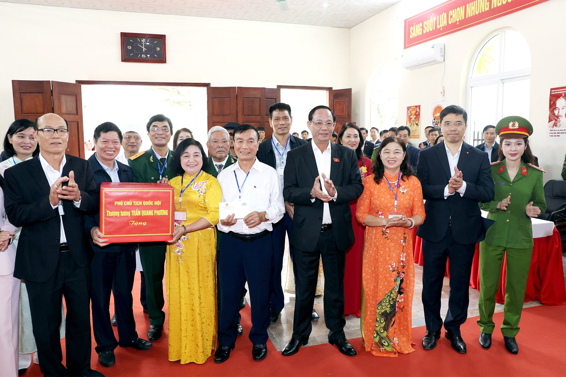 Phó Chủ tịch Quốc hội, Thượng tướng Trần Quang Phương tặng quà cho Tổ bầu cử Khu vực bỏ phiếu số 58, phường Hạc Thành, tỉnh Thanh Hóa