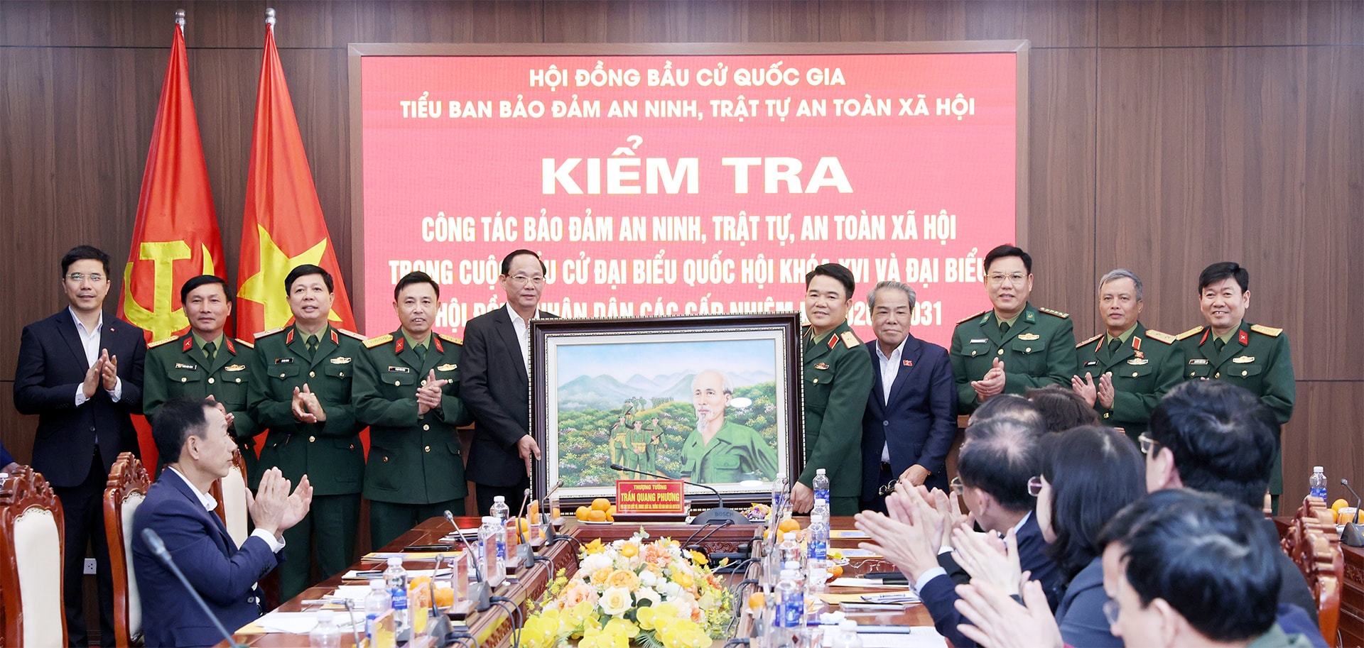 Phó Chủ tịch Quốc hội, Thượng tướng Trần Quang Phương tặng quà cho Bộ Chỉ huy quân sự tỉnh Thanh Hóa