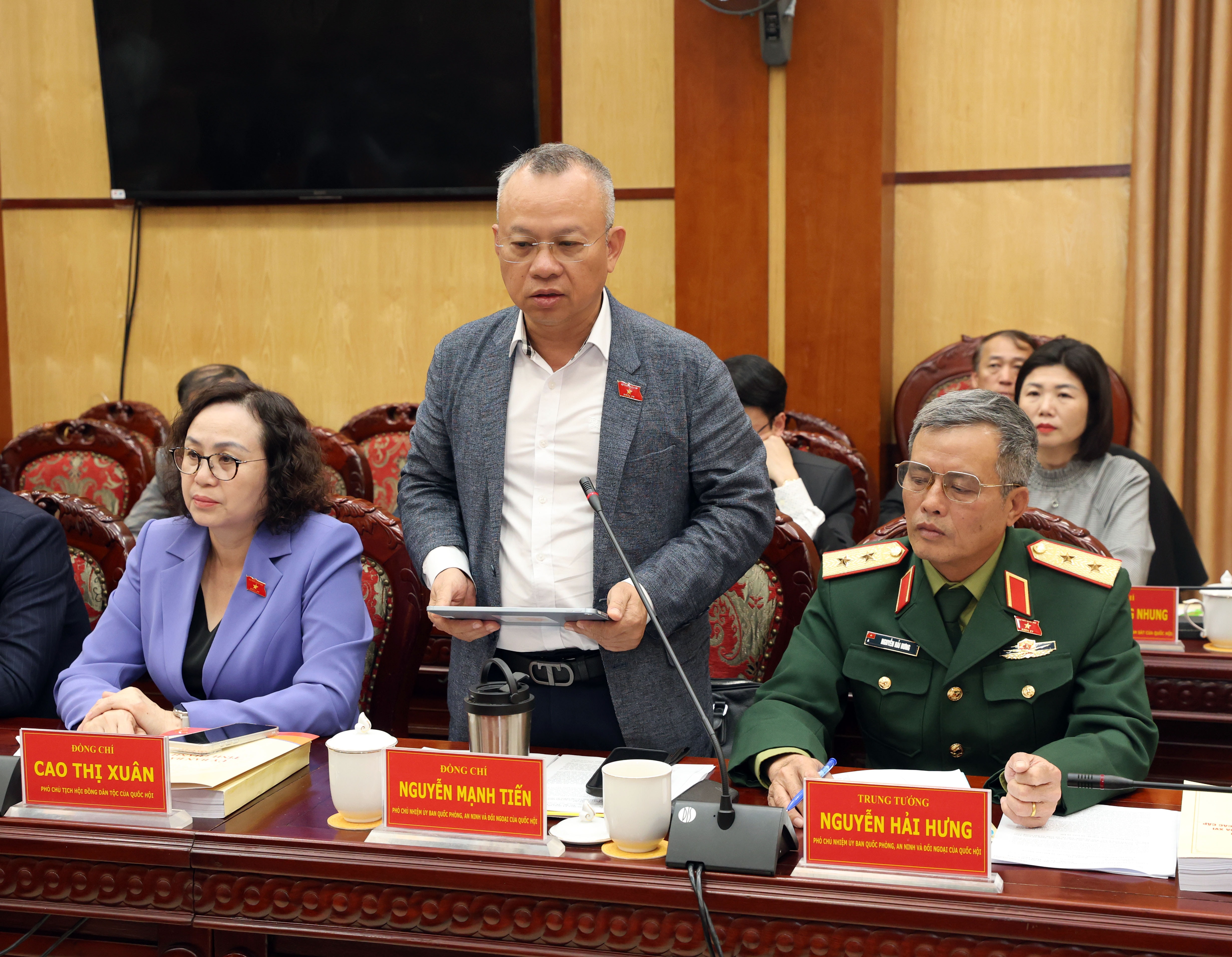 Phó Chủ nhiệm Ủy ban Quốc phòng, An ninh và Đối ngoại Nguyễn Mạnh Tiến phát biểu