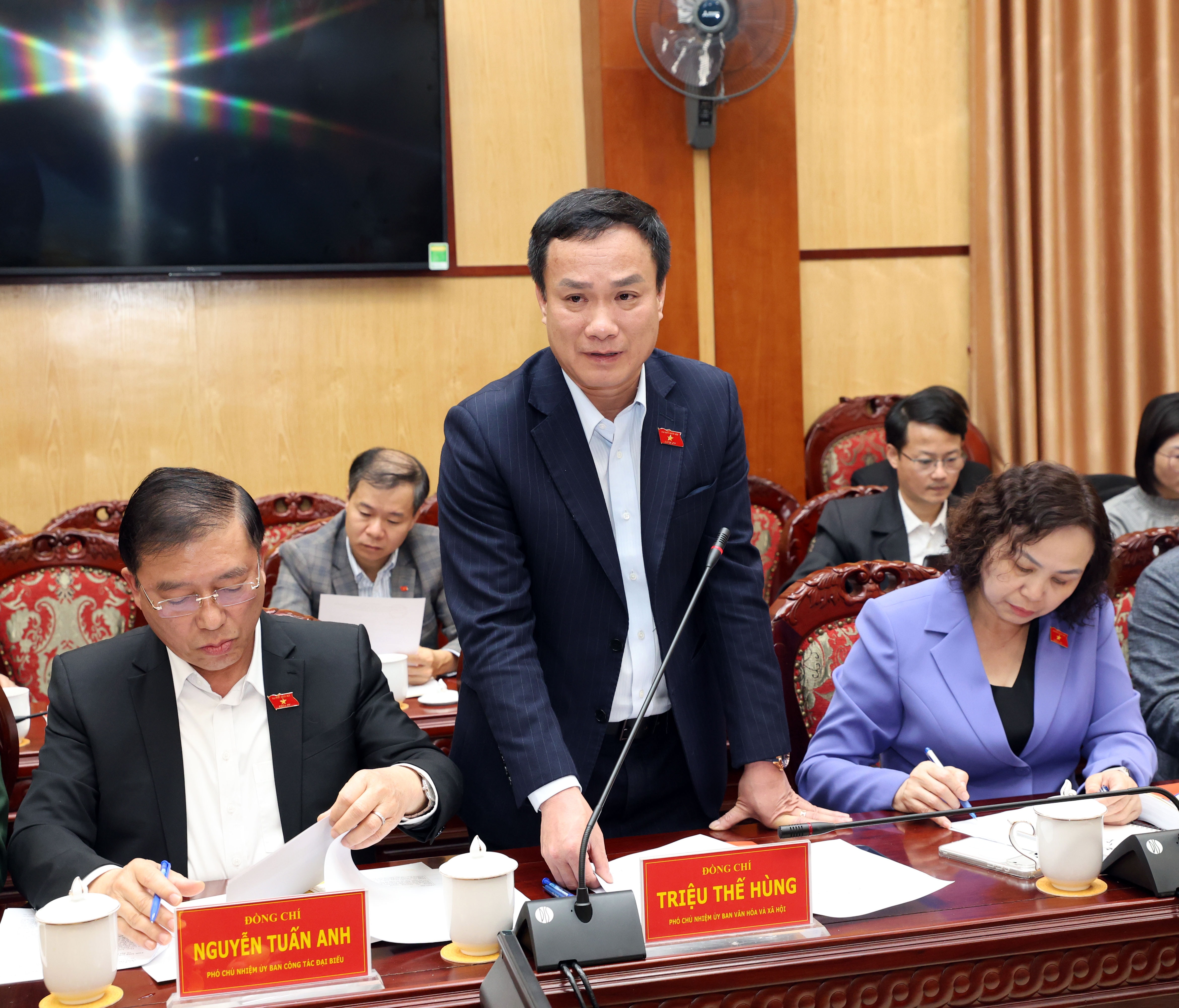 Phó Chủ nhiệm Ủy ban Văn hóa và Xã hội Triệu Thế Hùng phát biểu