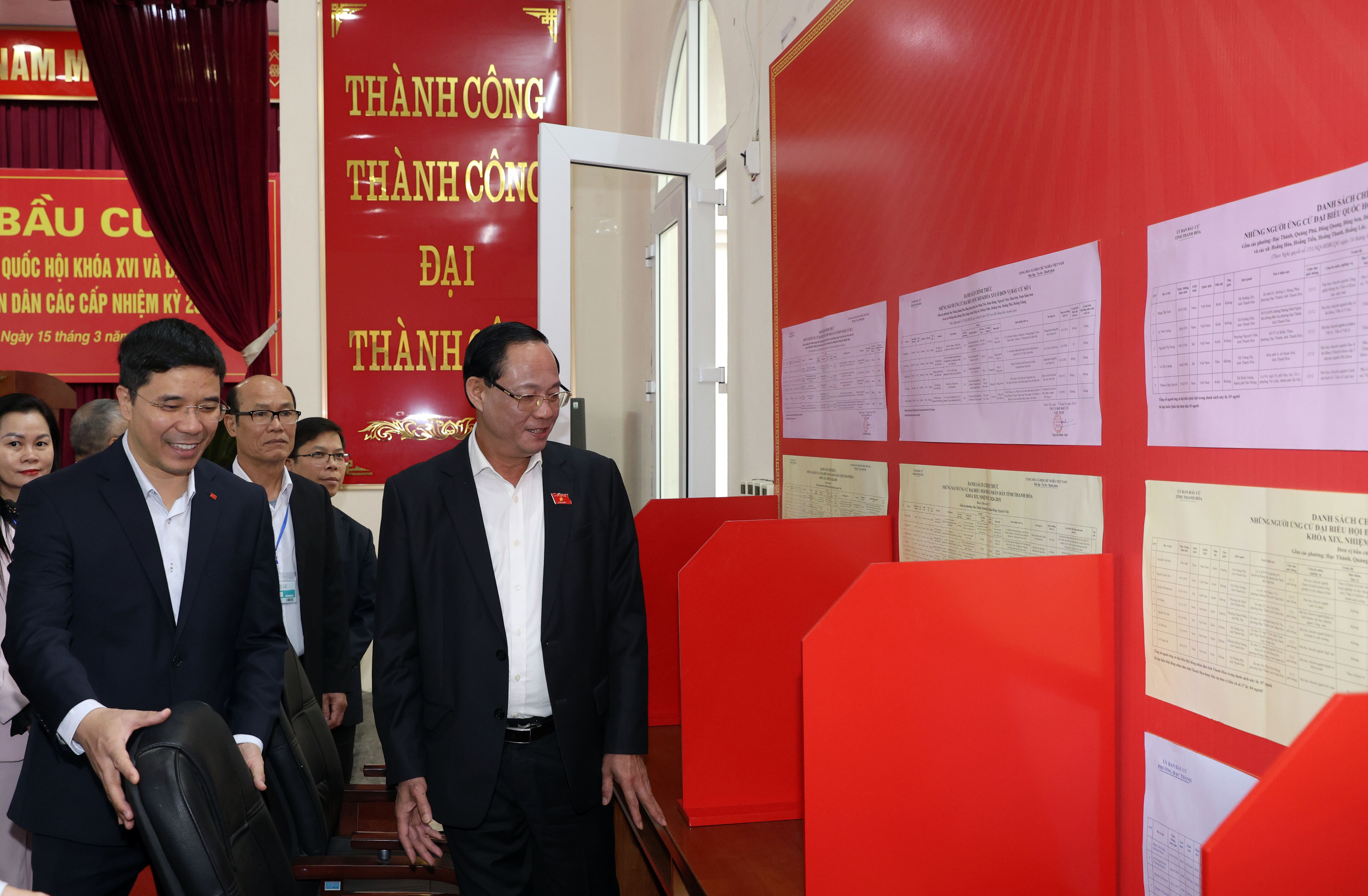 Phó Chủ tịch Quốc hội, Thượng tướng Trần Quang Phương kiểm tra công tác chuẩn bị bầu cử tại Khu vực bỏ phiếu số 58, phường Hạc Thành, tỉnh Thanh Hóa