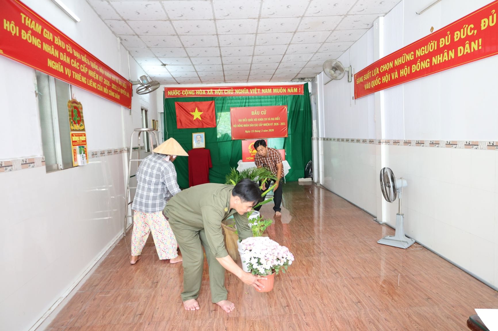 Cán bộ ấp và bàn con n