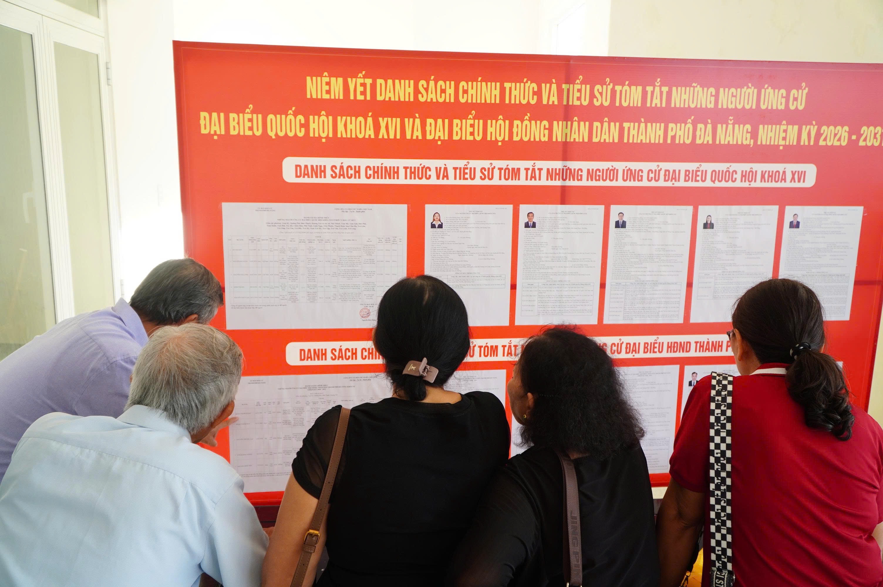 Người dân phường Bàn Thạch (TP. Đà Nẵng) tìm hiểu thông tin về các