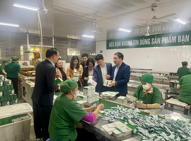 Ban Văn hóa – Xã hội HĐND tỉnh Hưng Yên giám sát về an toàn thực phẩm tại một số cơ quan, đơn vị, doanh nghiệp trên địa bàn tỉnh. Ảnh K. Linh