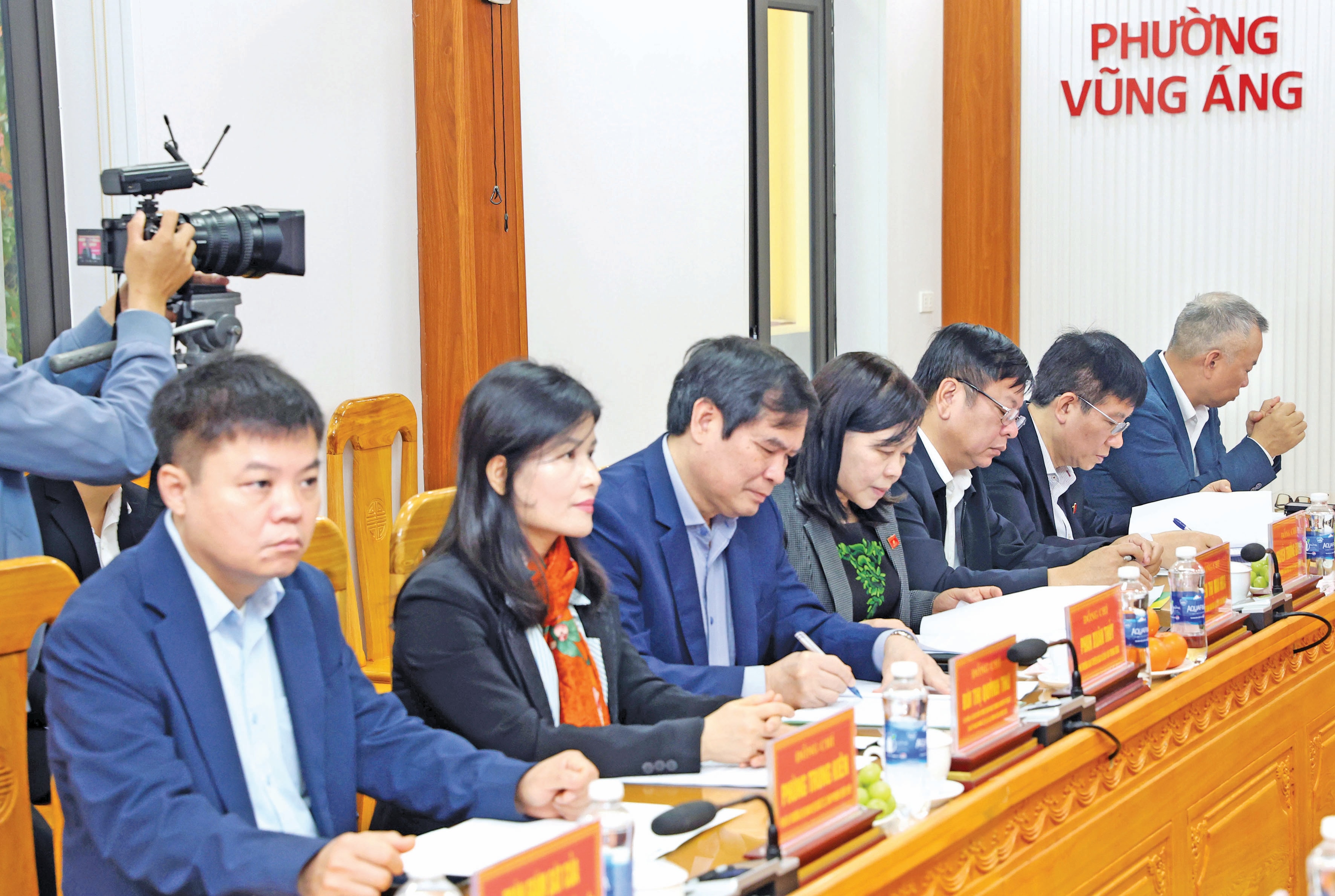 cac-dai-bieu-tham-du-cuoc-lam-viec.jpg