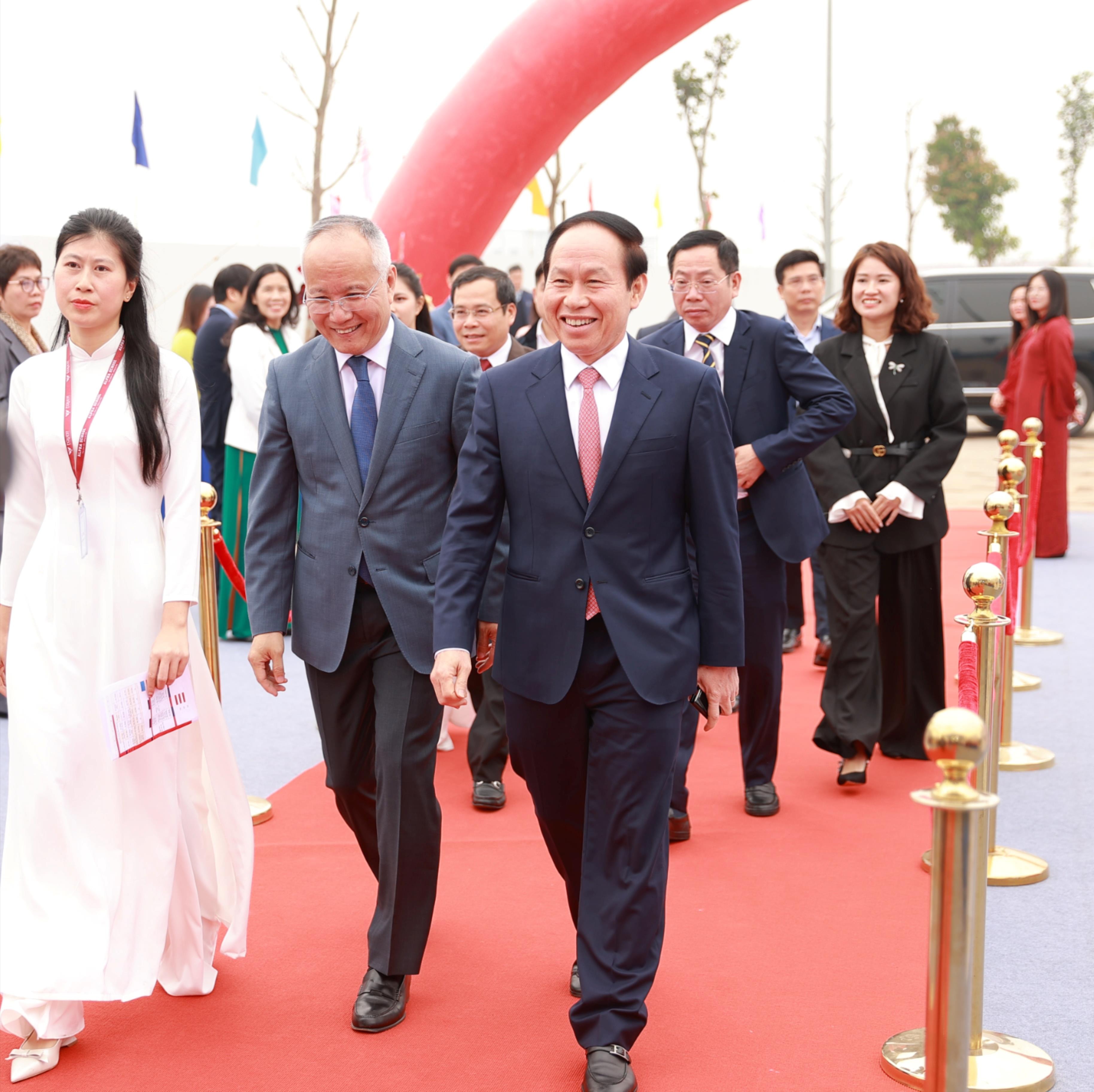 cac-dai-bieu-tham-du-le-khoi-cong-to-hop-giao-duc-bac-song-cam-va-ra-mat-tap-doan-giao-duc-equest-tai-tp(1).jpg