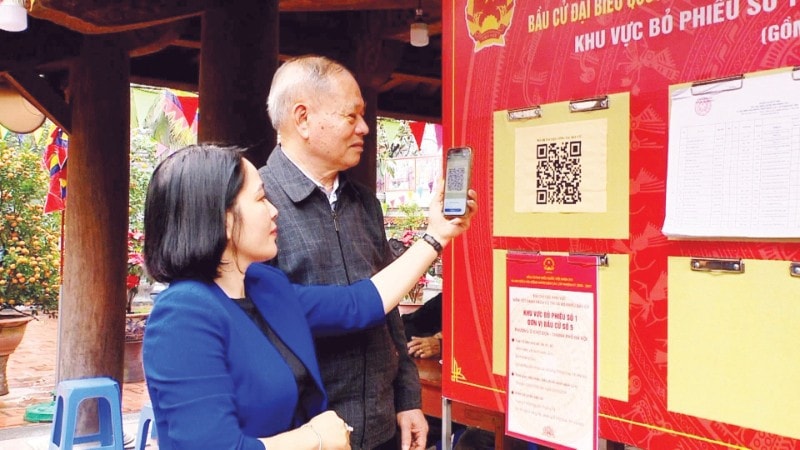 Chỉ cần quét mã QR, cử tri Hà Nội tìm hiểu các thông tin về bầu cử một cách thuận lợi. Ảnh KIM CHI-1