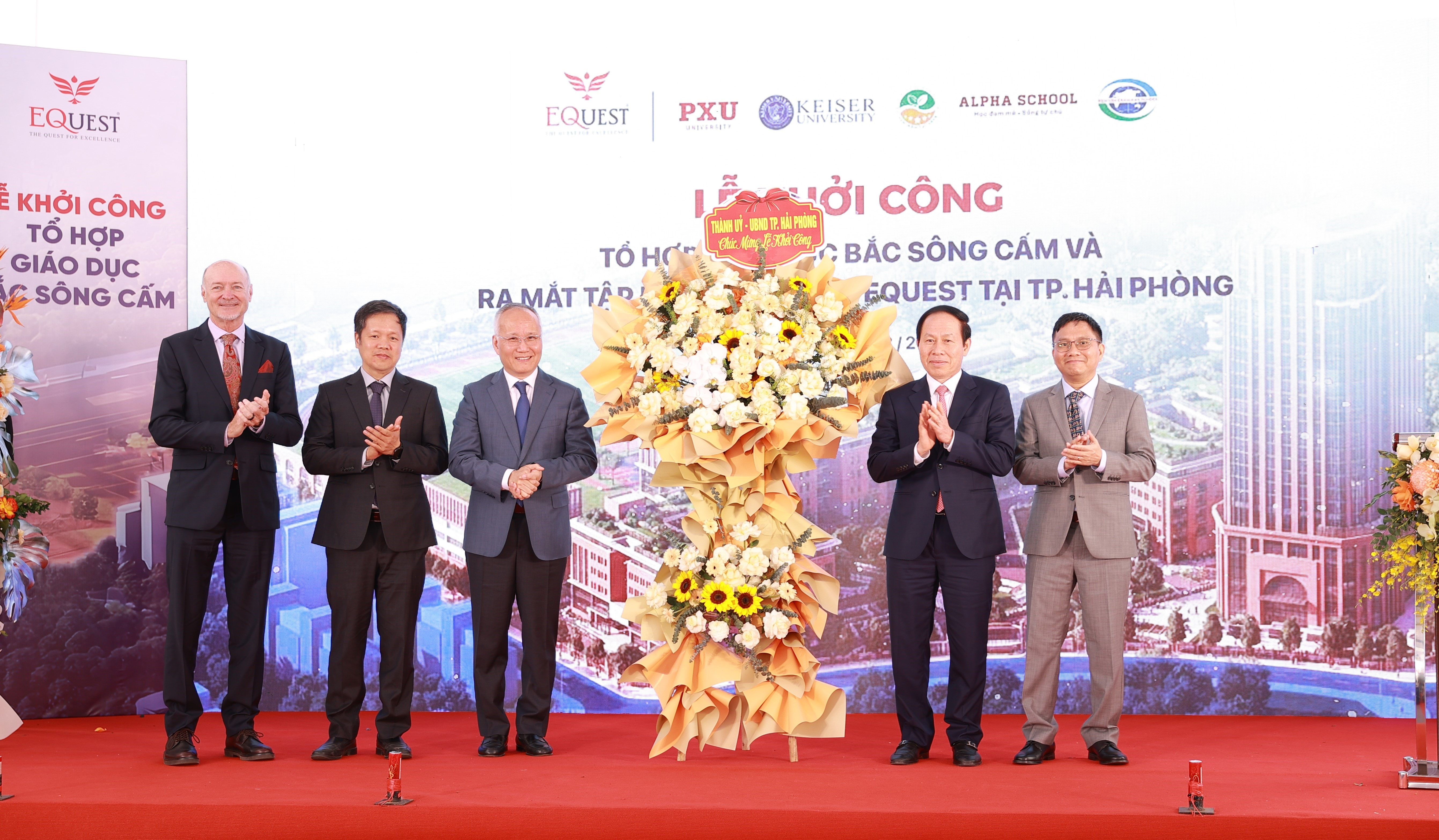 Lãnh đạo thành phố tặng hoa chúc mừng Lễ khởi công Tổ hợp Giáo dục Bắc sông Cấm và ra mắt hệ sinh thái giáo dục EQuest tại Hải Phòng