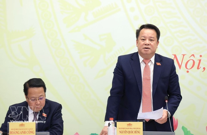 Nguyen Quoc Hung (right), Vice Chairman of the National Assembly (NA)’s Committee for National Defence, Security and Foreign Affairs, speaks at teh press conference. (Photo: VNA) vnanet-hop-bao2.jpg