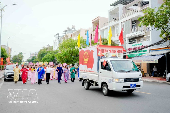 A parade promoting the upcoming elections passes through Chanh Hung ward in Ho Chi Minh City. (Photo: VNA) vnanet-chanh-hung-hcmc.jpg
