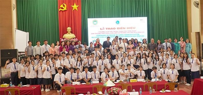 Delegates and students pose for a commemorative photo. (Photo: baocantho.com.vn)