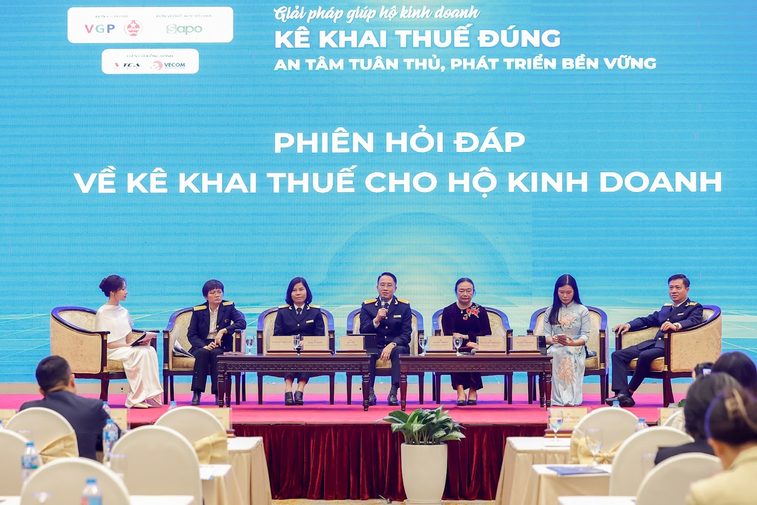 Phiên hỏi đáp về kê khai thuế cho hộ kinh doanh. Ảnh Nhật Bắc
