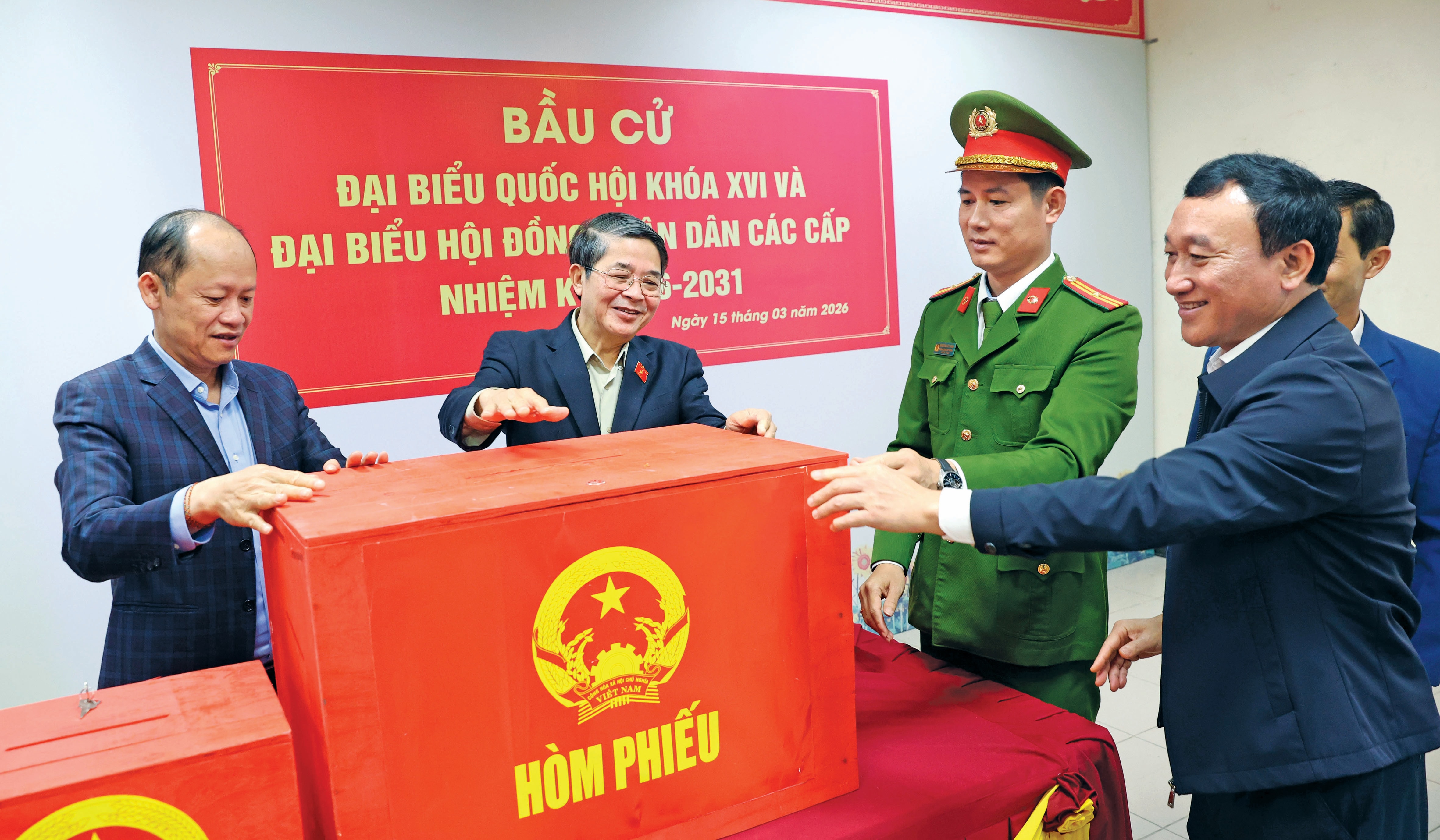 pho-chu-tich-quoc-hoi-nguyen-duc-hai-kiem-tra-thuc-te-cong-tac-chuan-bi-bau-cu-tai-diem-bo-phieu-cong-ty-formosa-to-bau-cu-so-15-1-(1).jpg