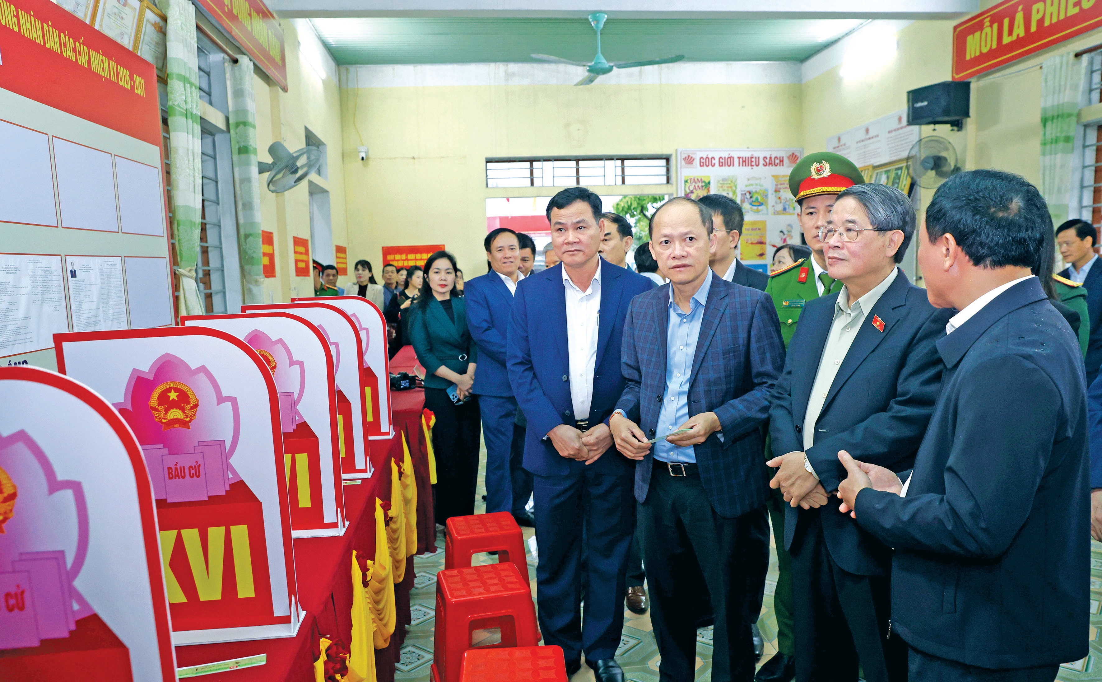 pho-chu-tich-quoc-hoi-nguyen-duc-hai-kiem-tra-thuc-te-cong-tac-chuan-bi-bau-cu-tai-to-dan-pho-long-son-to-bau-cu-so-10-phuong-vung-ang-1-1-.jpg